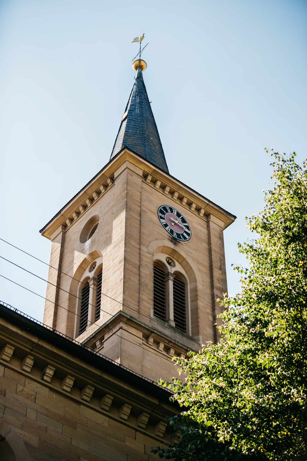 Kirchturm vor blauem Himmel