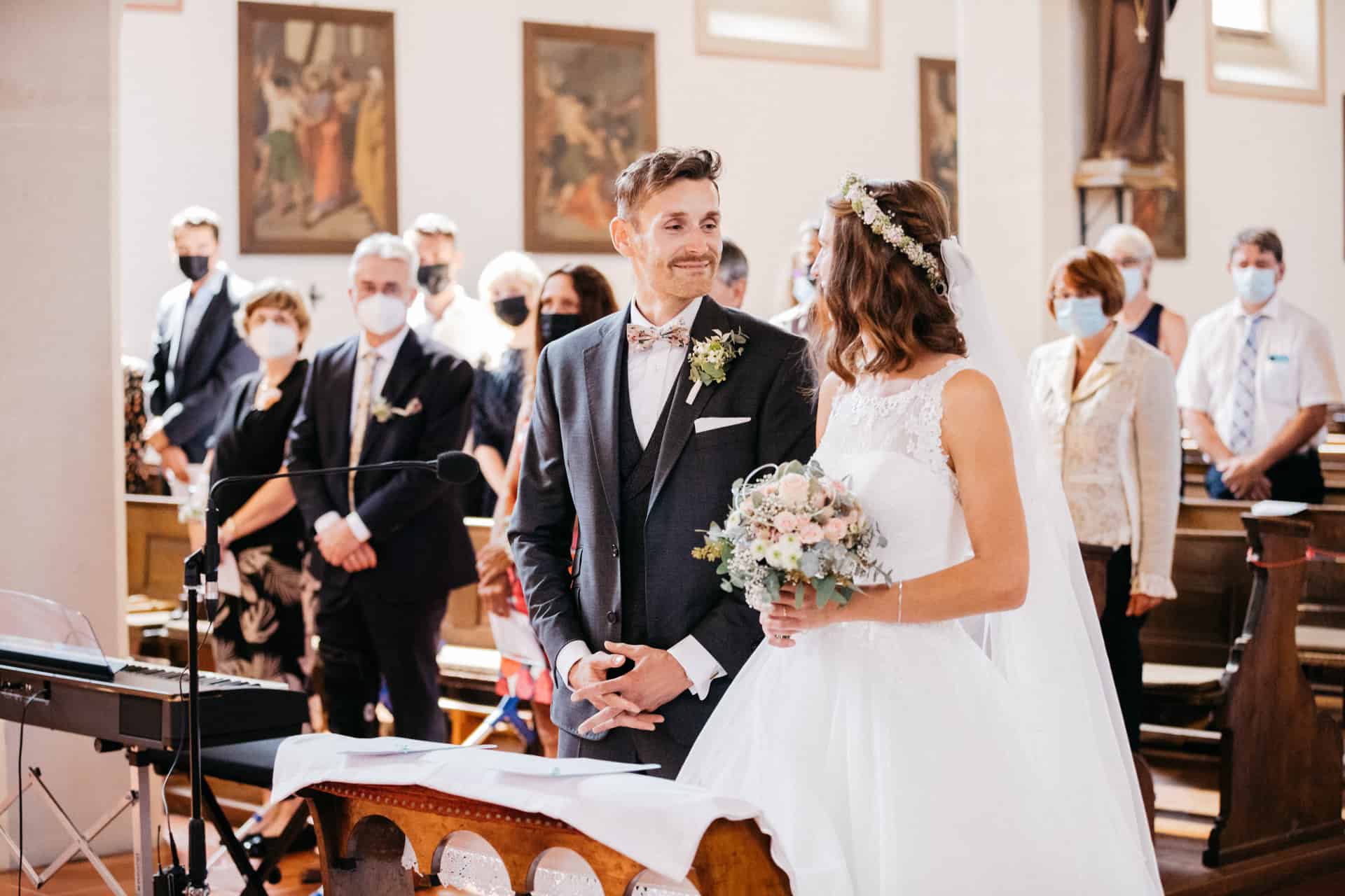 Brautpaar nimmt vor dem Altar Platz
