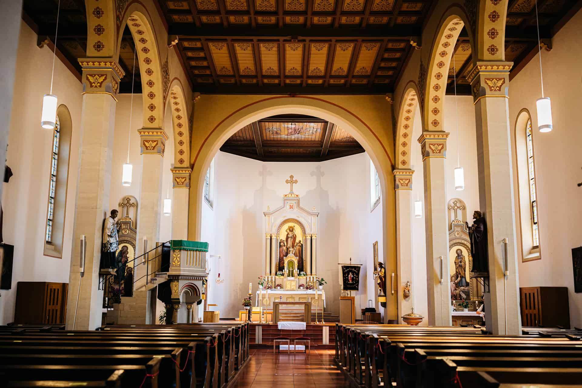 Blick durch das helle Kirchenschiff zum Altar