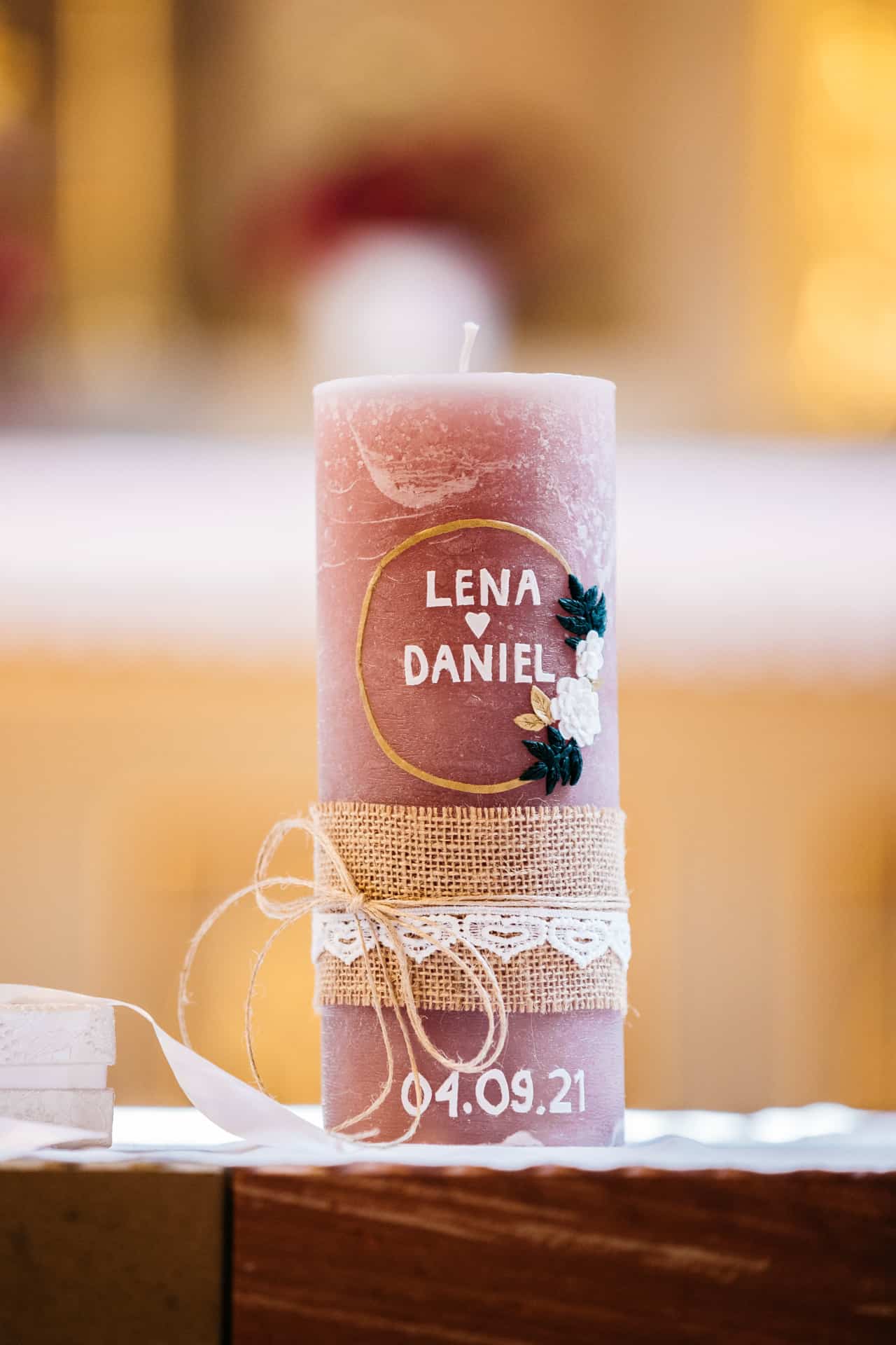 Personalisierte Hochzeitskerze mit Namen und Datum