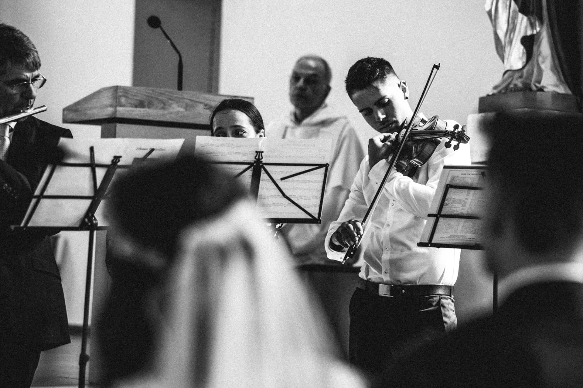 Instrumentalensemble während der Trauung in Schwarz-Weiß