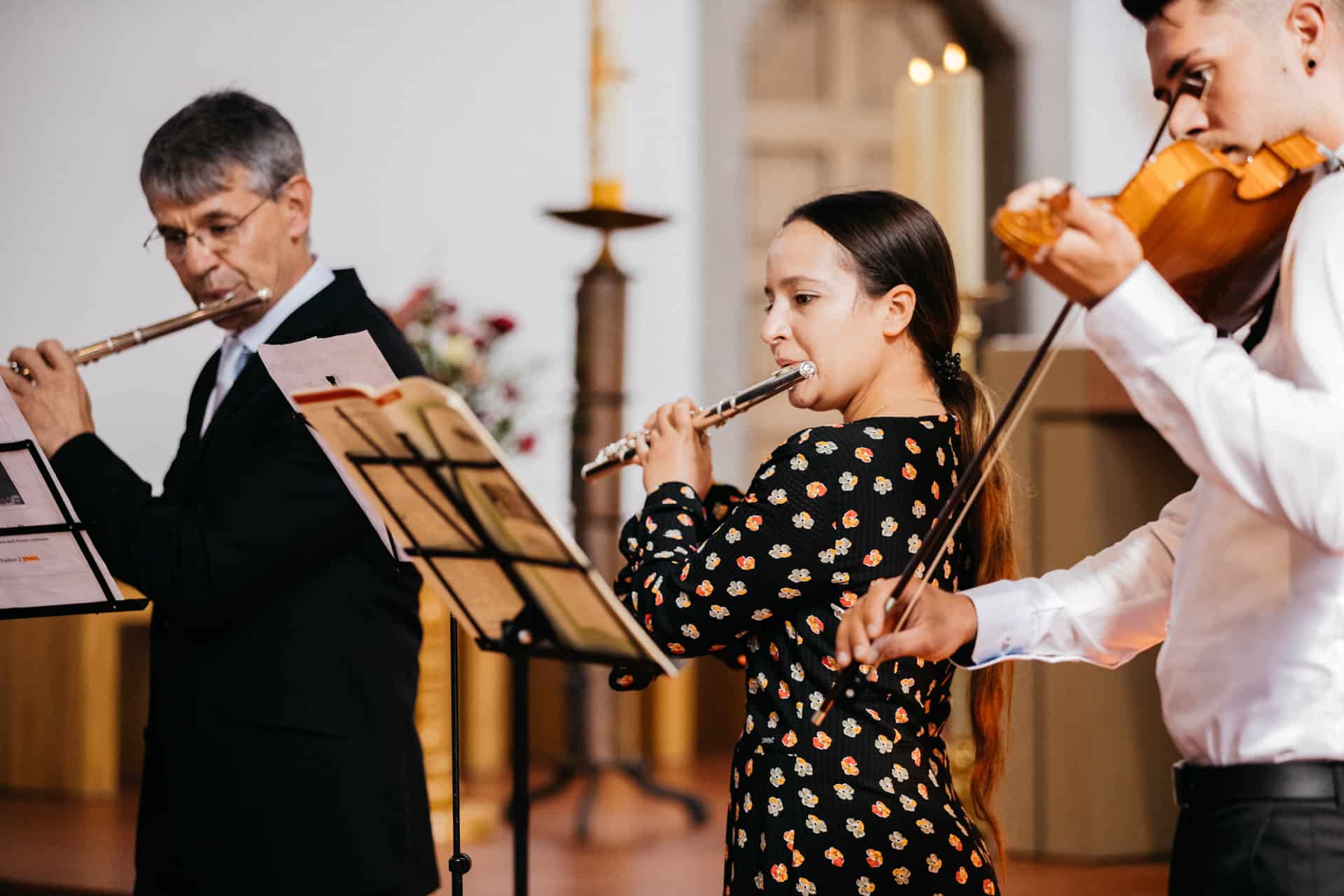 Kleine Gruppe musiziert während der kirchlichen Trauung