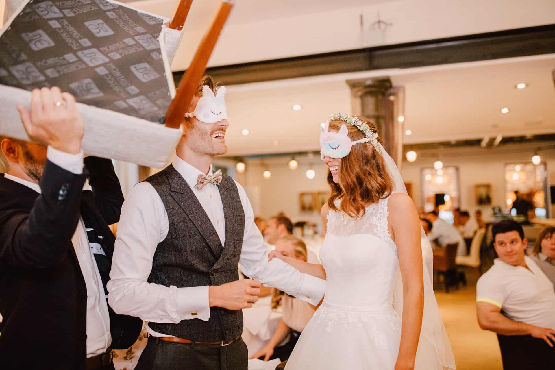 Gäste führen vor dem Brautpaar eine Hochzeitseinlage auf