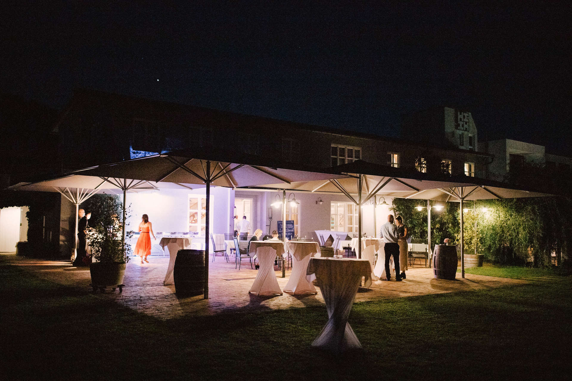 Beleuchtete Terrasse des Weinguts bei Nacht