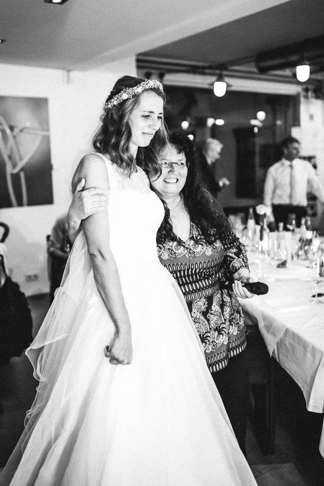 Braut geht zur Hochzeitstorte in Schwarz-Weiß