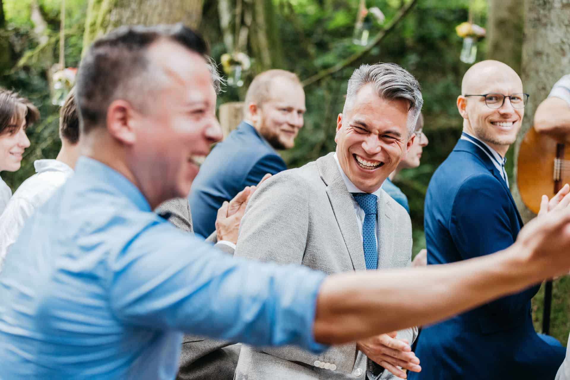 Hochzeitsgäste lachen während der freien Trauung