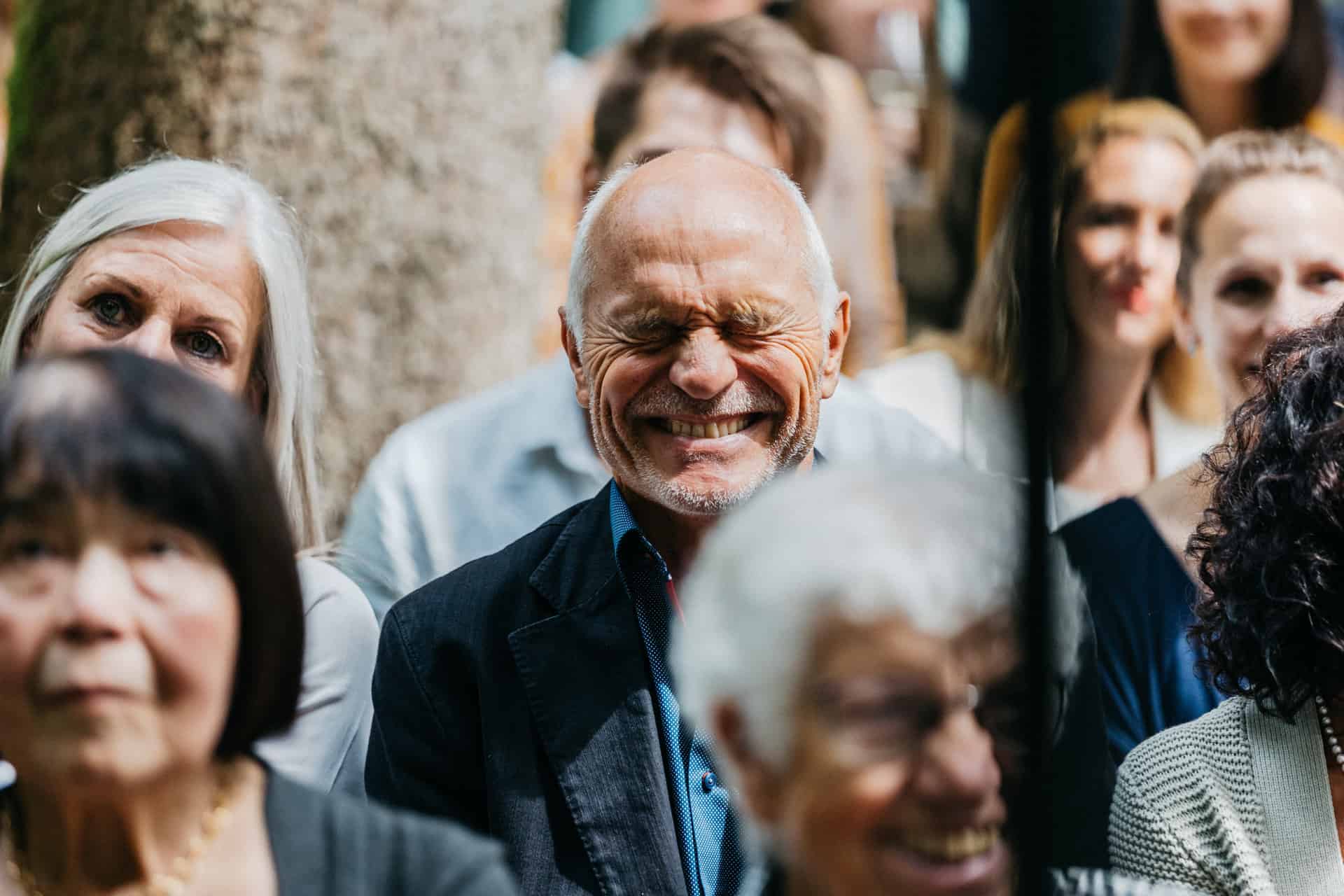 Lachende Gäste bei der freien Trauung