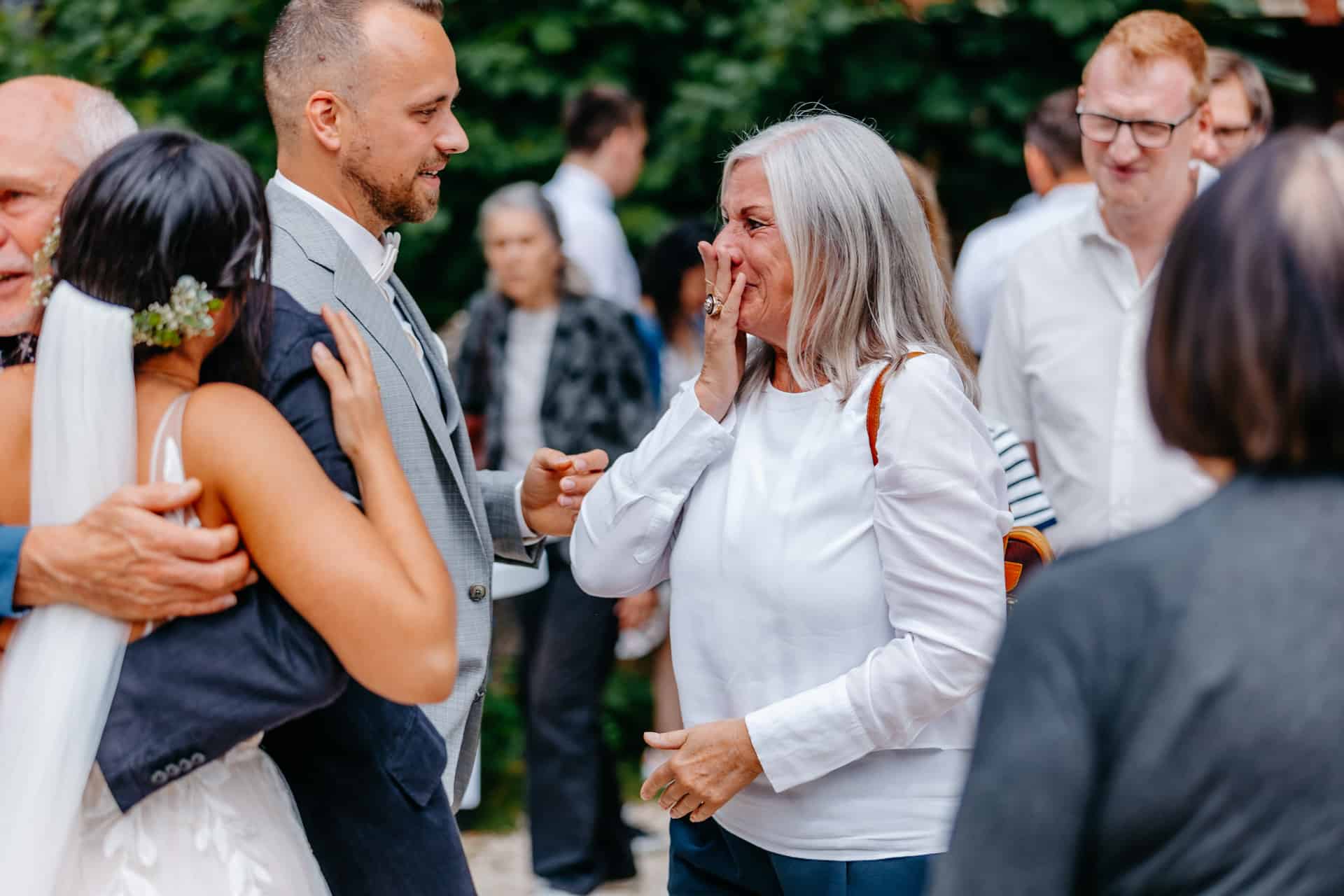 Gäste gratulieren dem Brautpaar beim Empfang