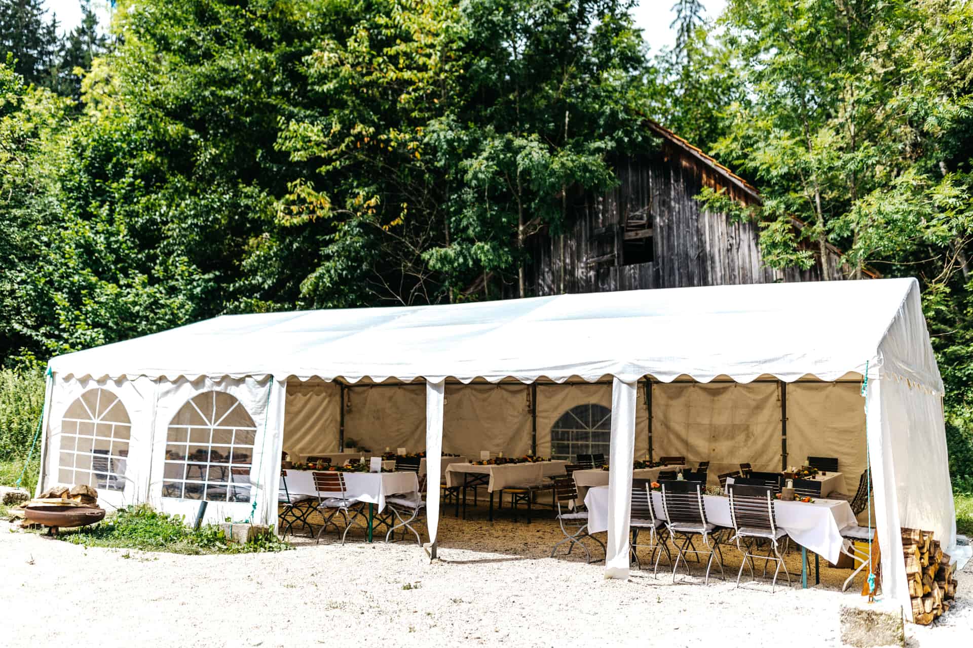 Ein weißes Festzelt steht auf der Wiese bei der Hagmühle.