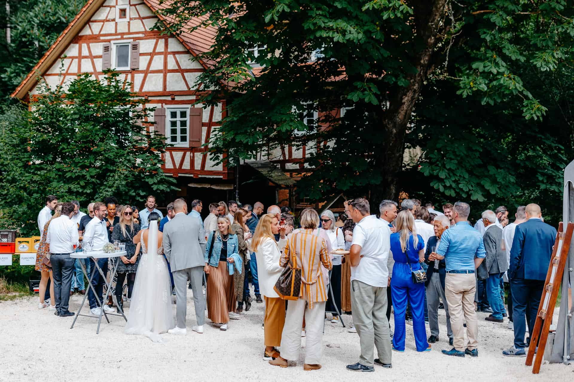 Hochzeitsgesellschaft vor dem Fachwerkhaus der Hagmühle