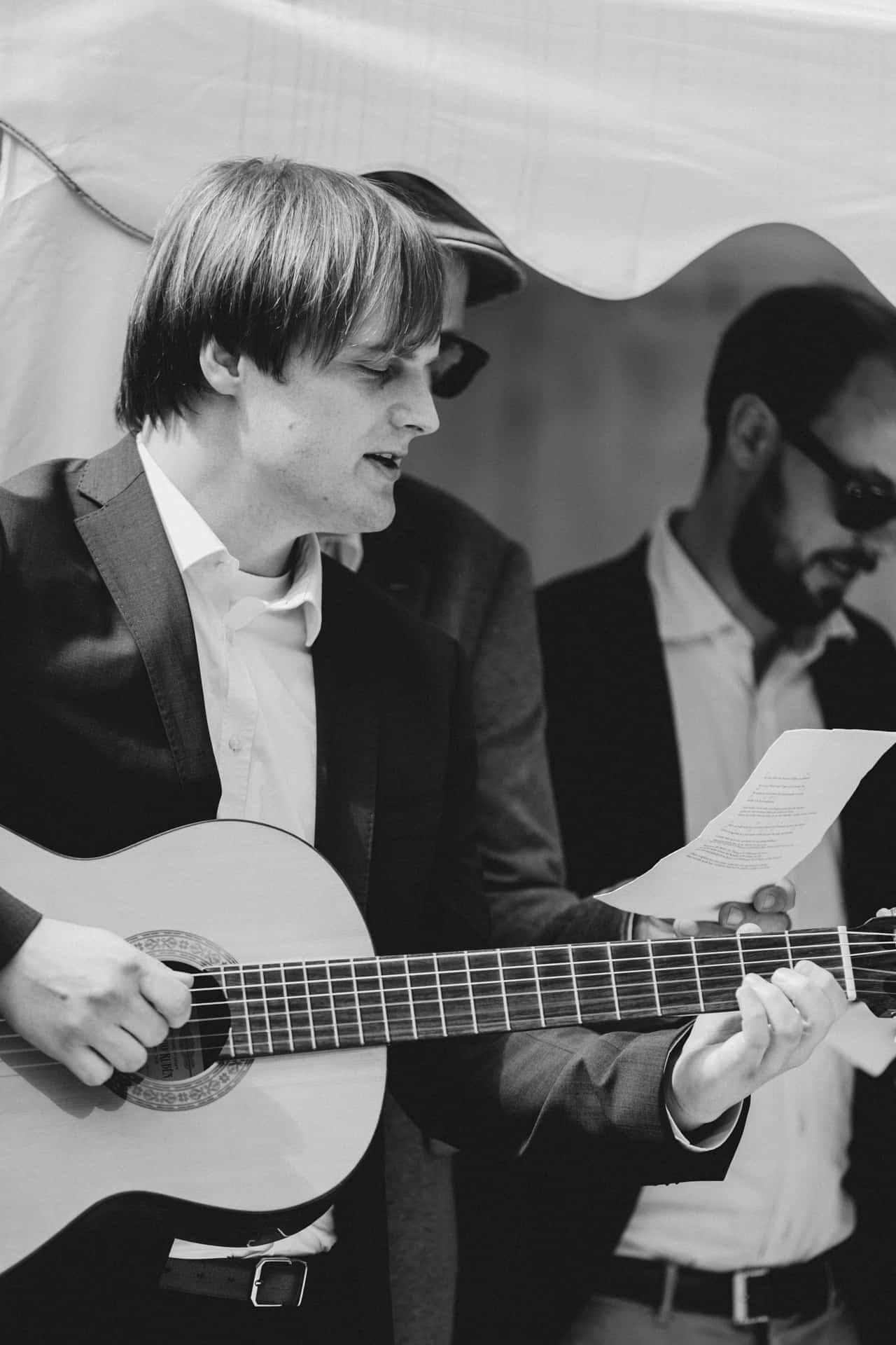Musiker spielt Gitarre in Schwarz-Weiß