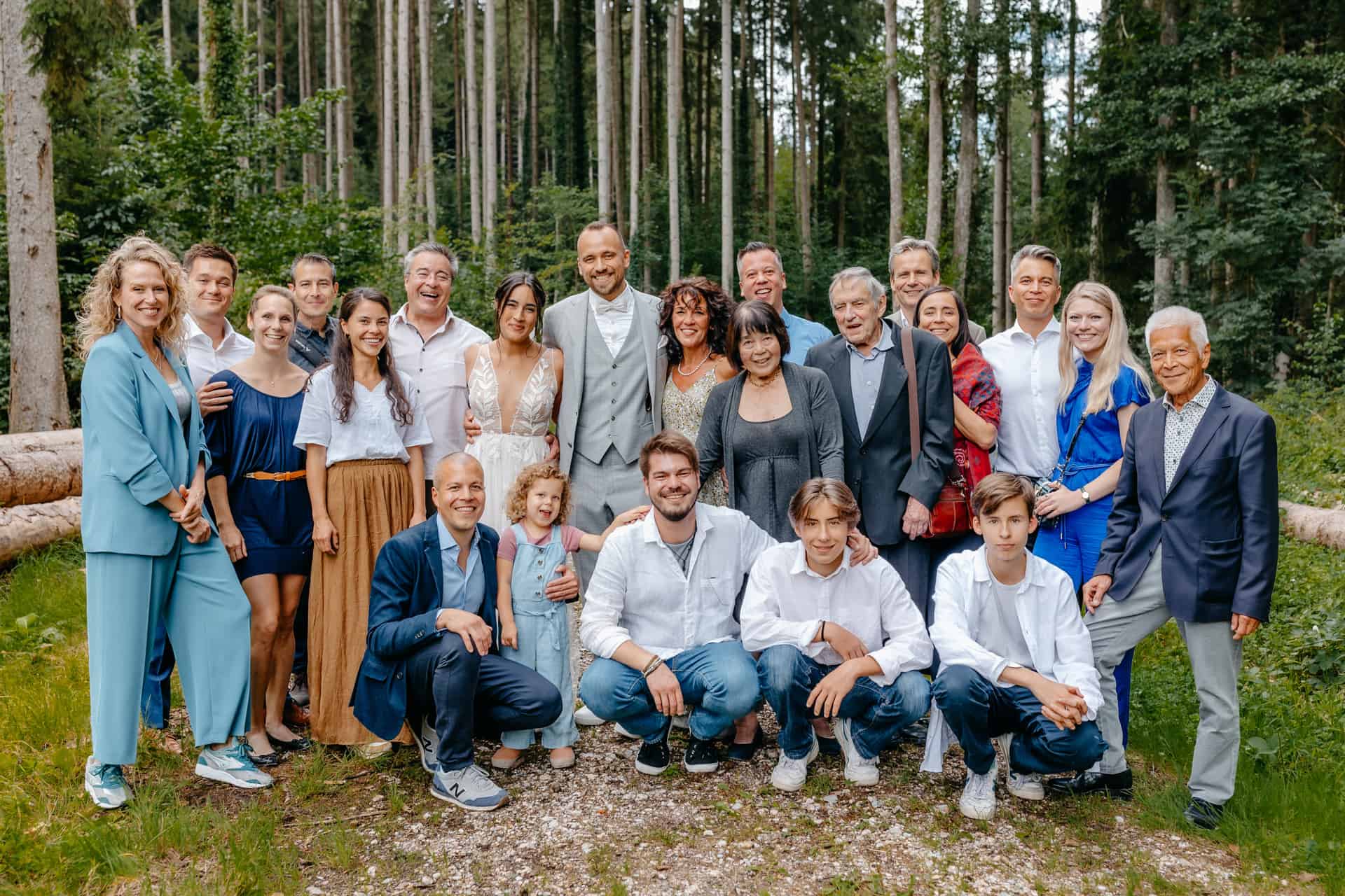 Gruppenfoto der Hochzeitsgäste am Waldrand