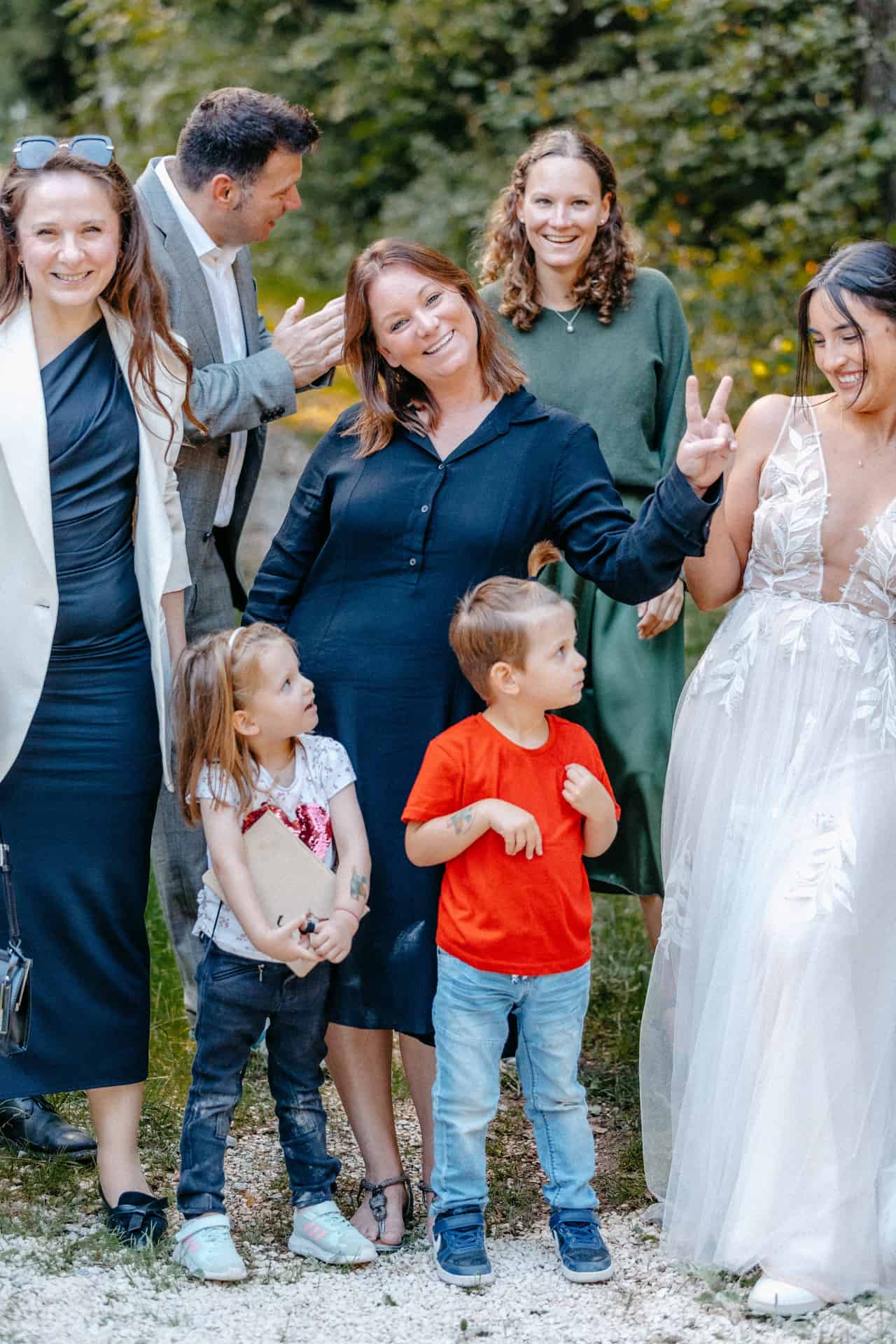 Gruppenfoto mit Hochzeitsgästen und Kindern am Waldrand.
