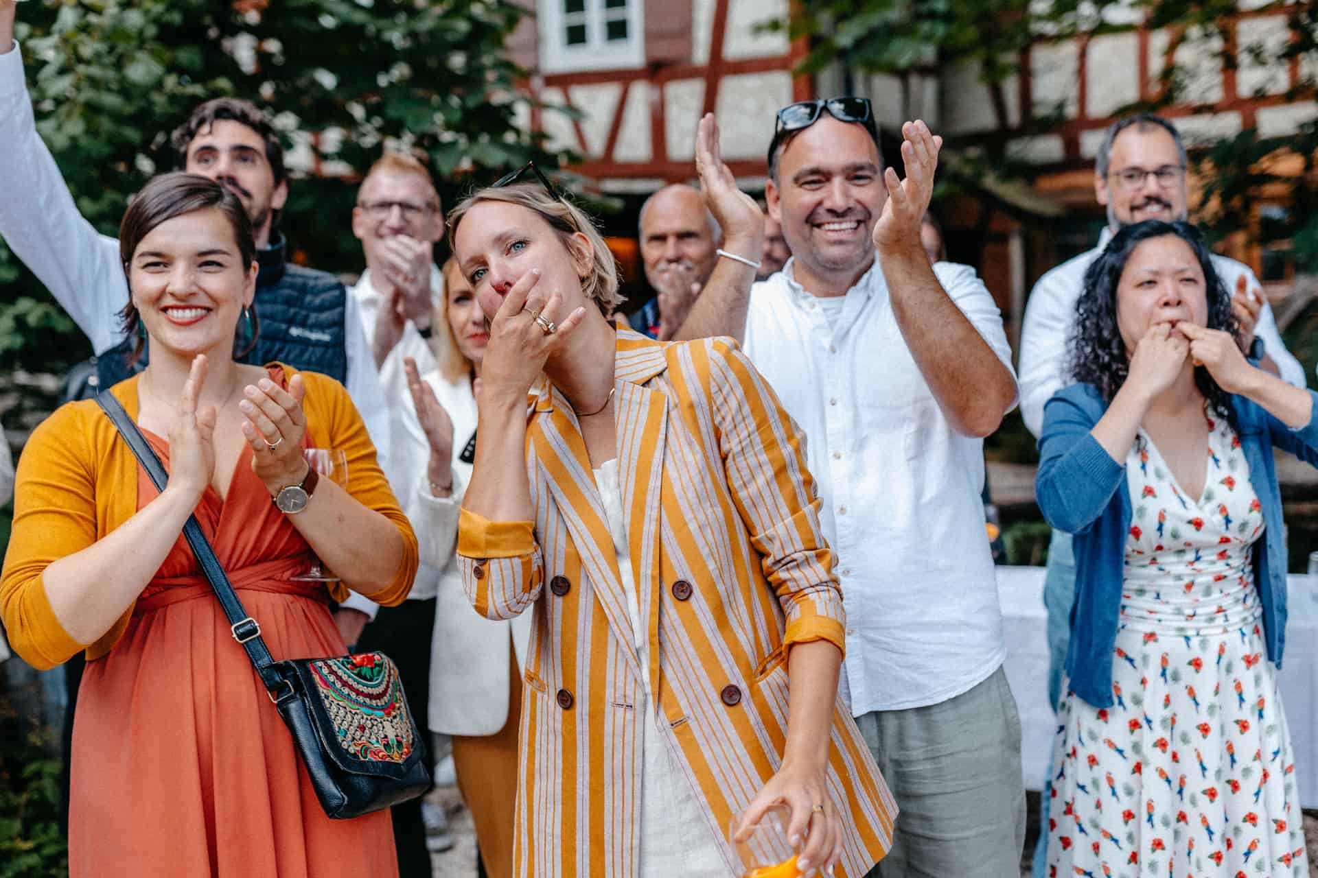 Hochzeitsgäste lachen für ein gemeinsames Foto