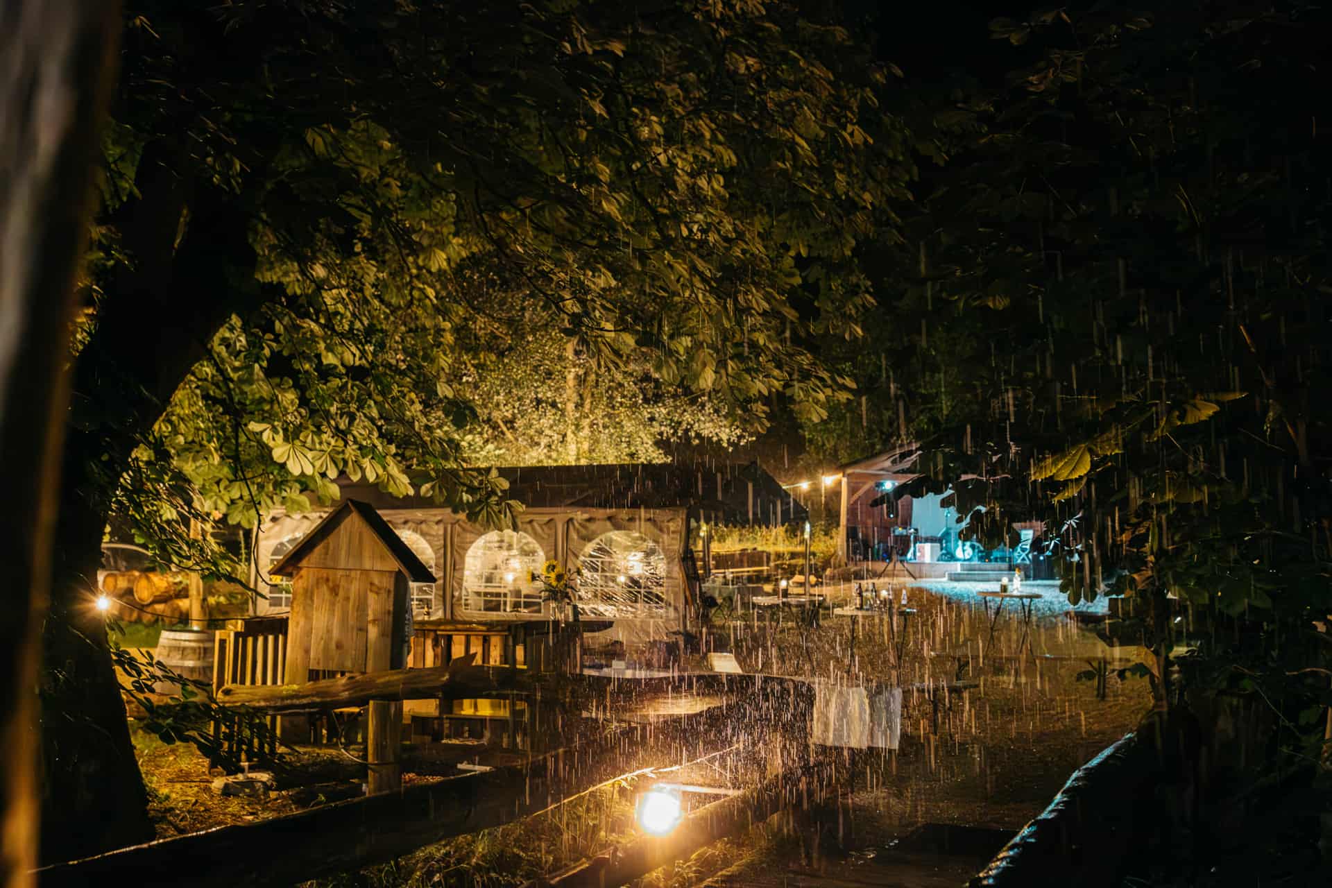 Beleuchtetes Fachwerkhaus der Hagmühle bei Nacht