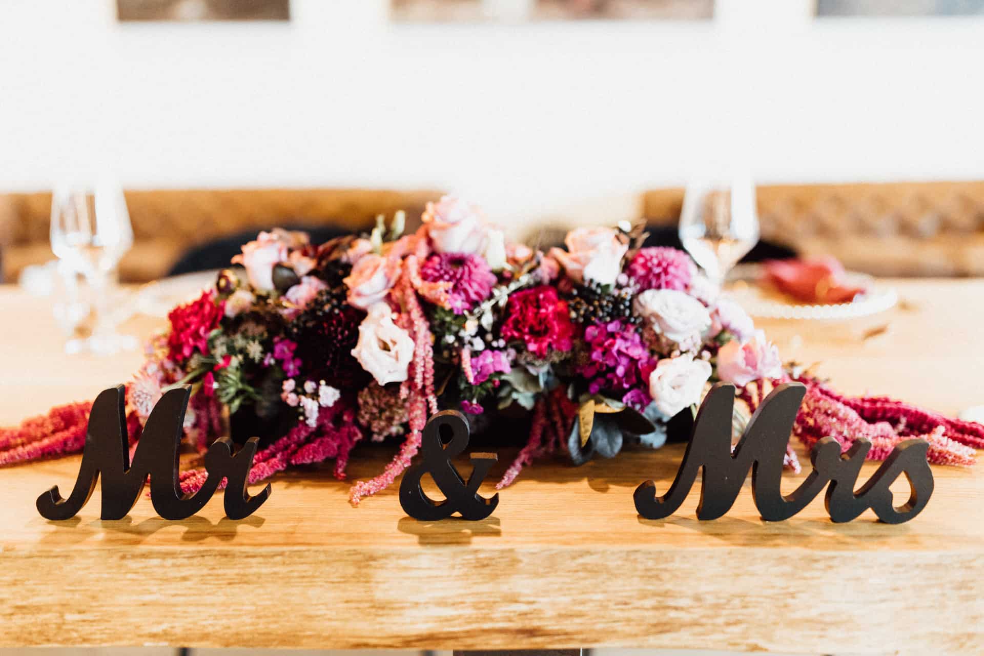 Mr-und-Mrs-Schriftzug zwischen rot-weißen Blumen