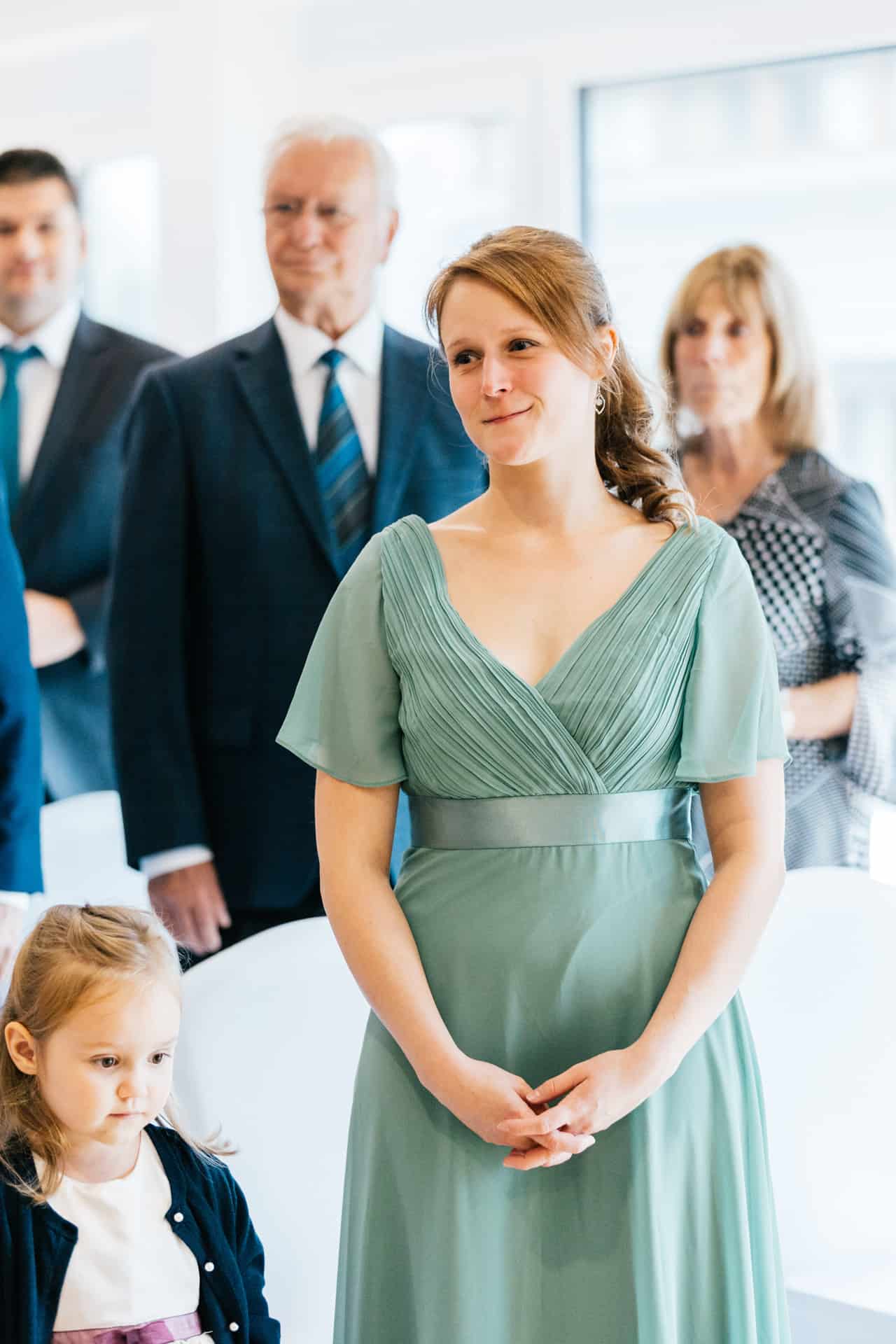 Gäste stehen zur Begrüßung der Braut