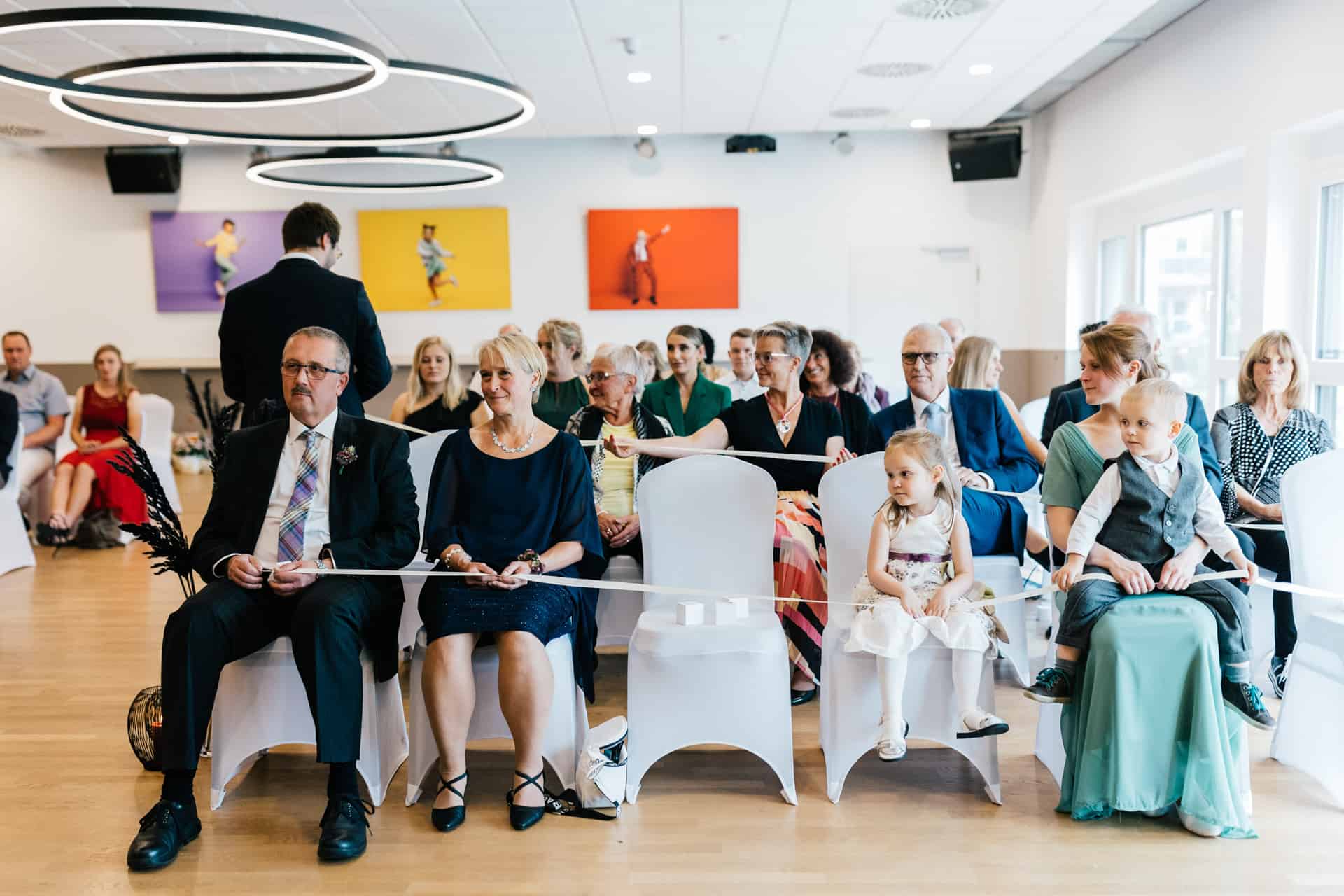 Traugesellschaft hält ein langes Band durch die Sitzreihen