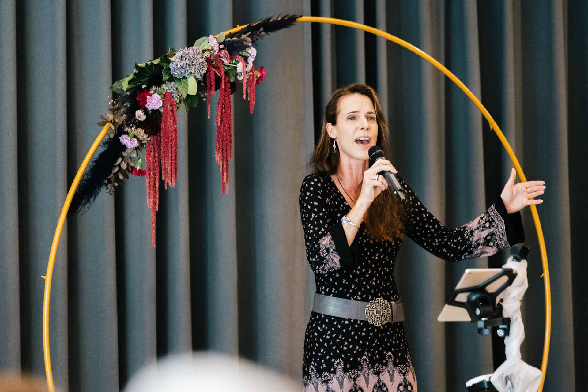 Sängerin am Mikrofon begleitet die Zeremonie