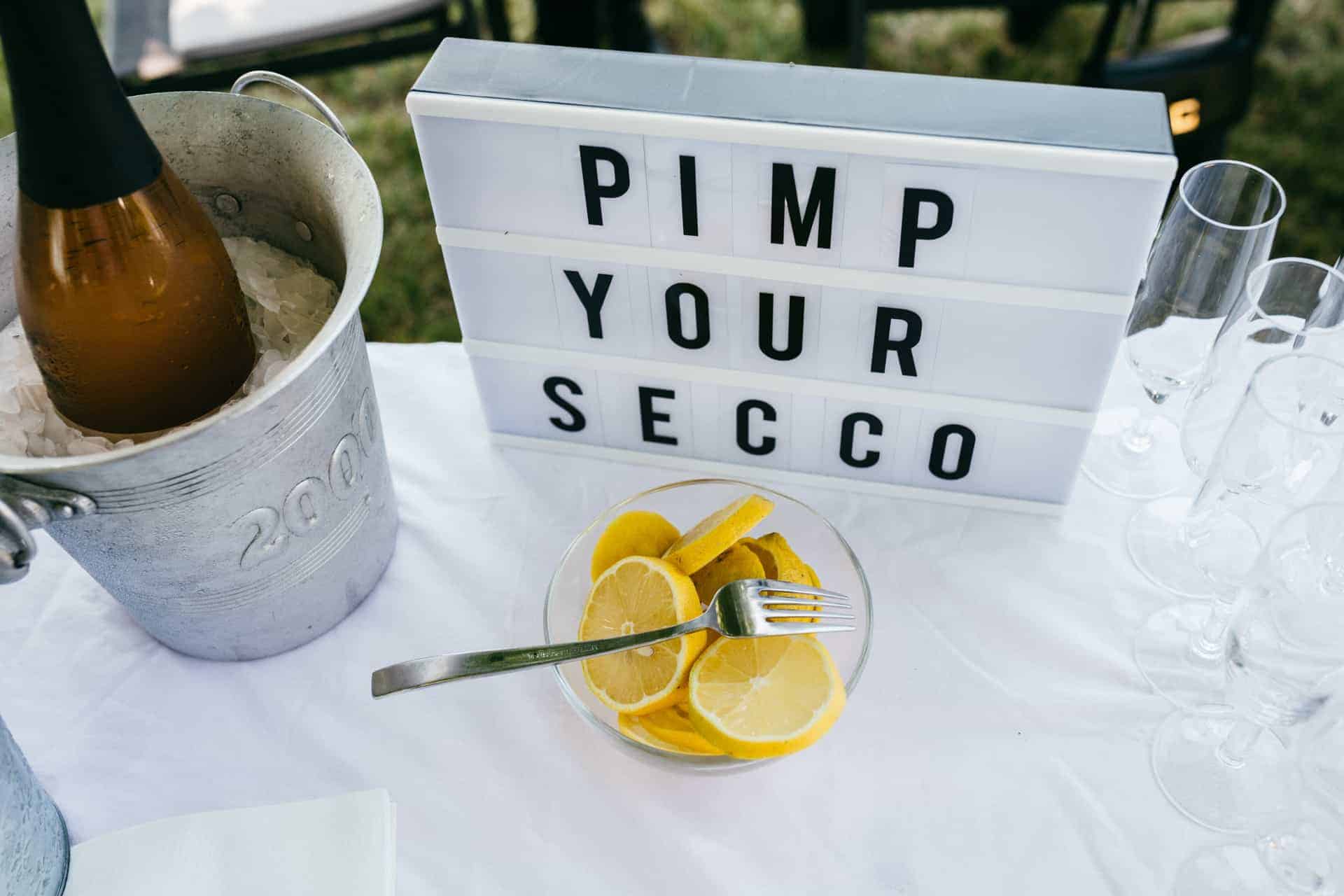 Getränkestation mit dem Schild Pimp Your Secco