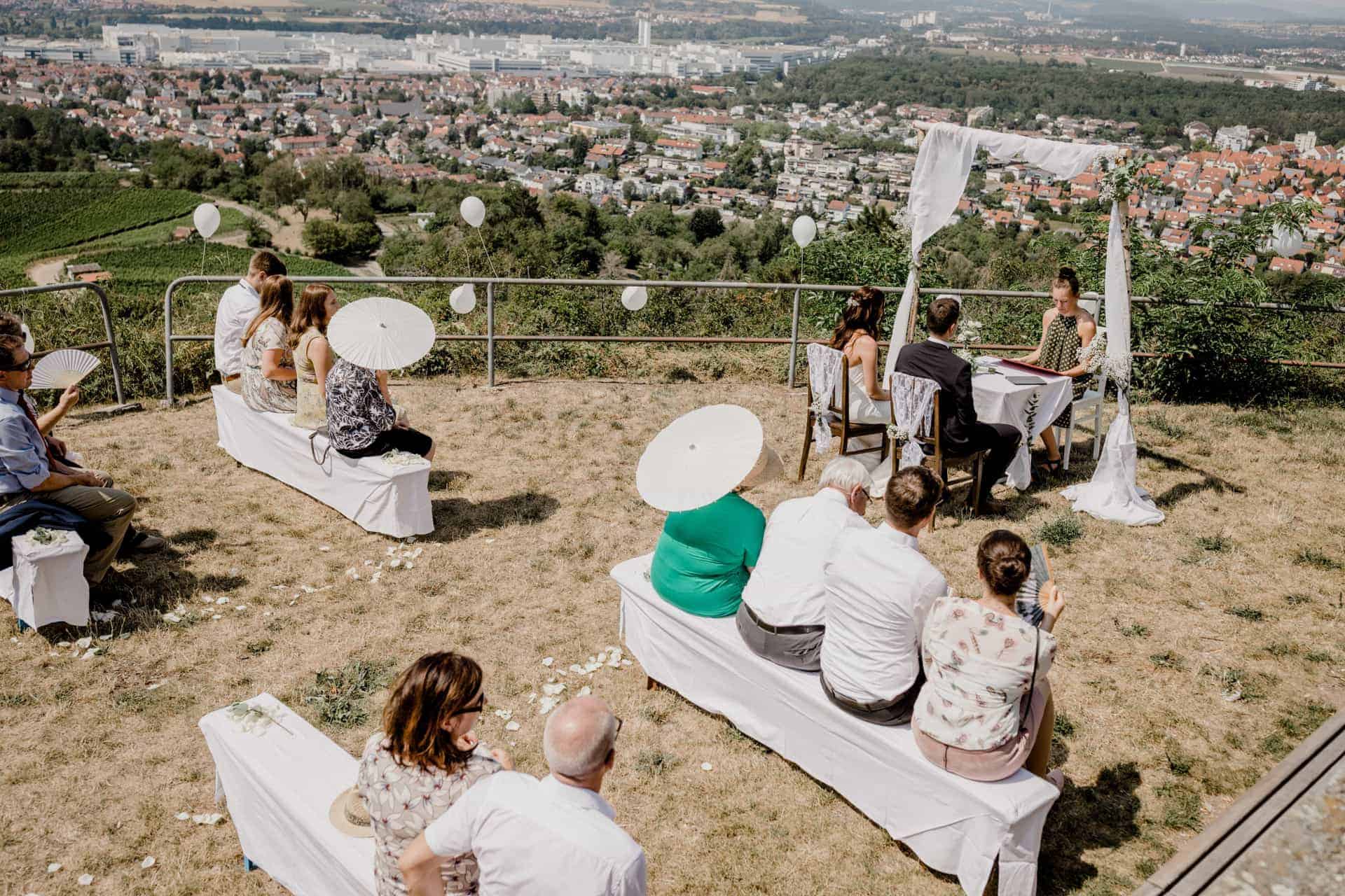Weite Ansicht der Trauung mit Blick über die Weinberge