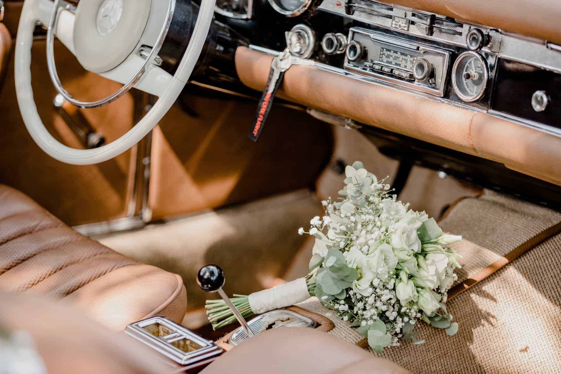 Blumenstrauß auf dem Sitz des Oldtimers