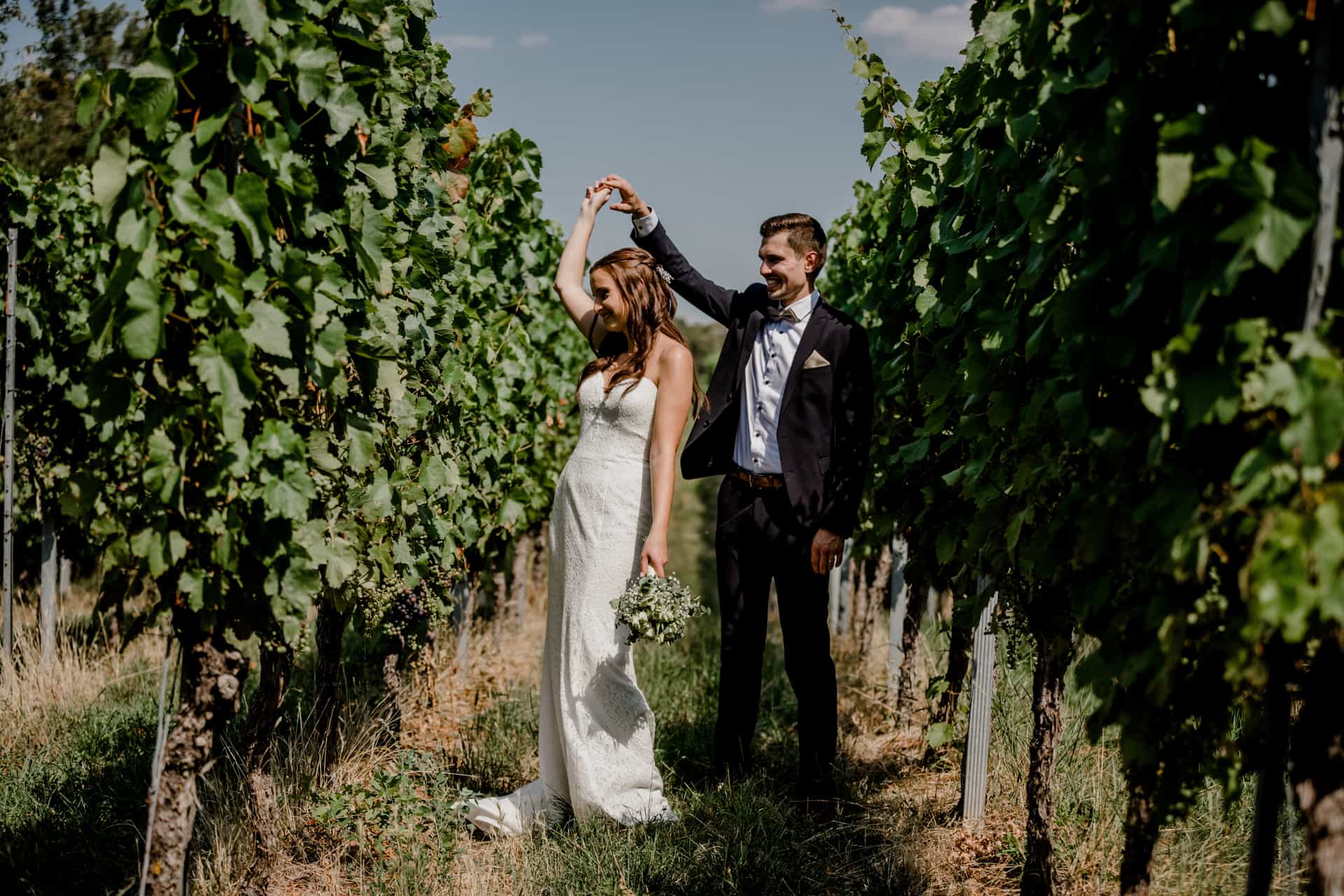 Brautpaar zwischen den Reben im Weinberg