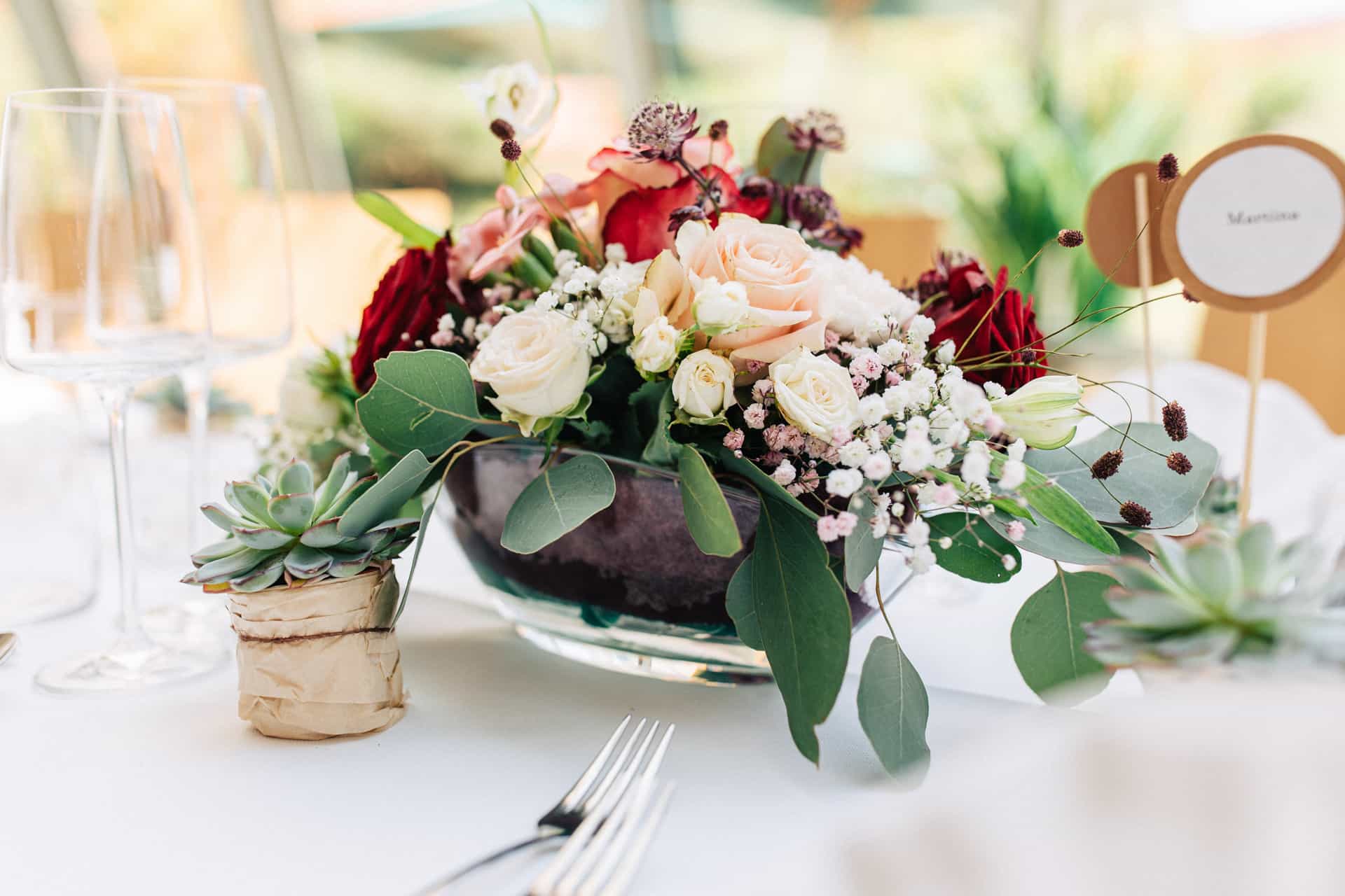 Rot-weißer Blumenschmuck auf der Hochzeitstafel