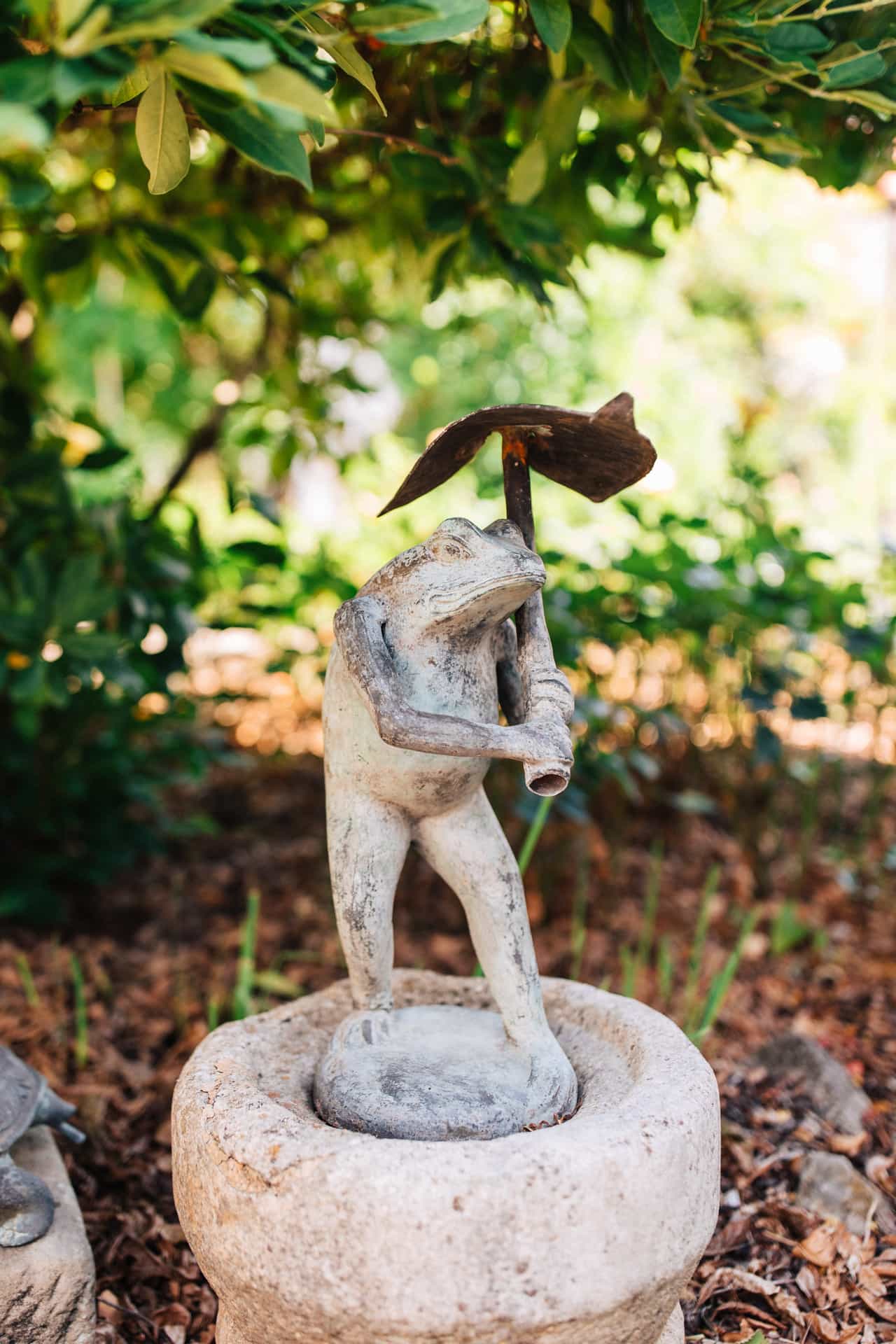 Kleine Skulptur im Garten des Hotels