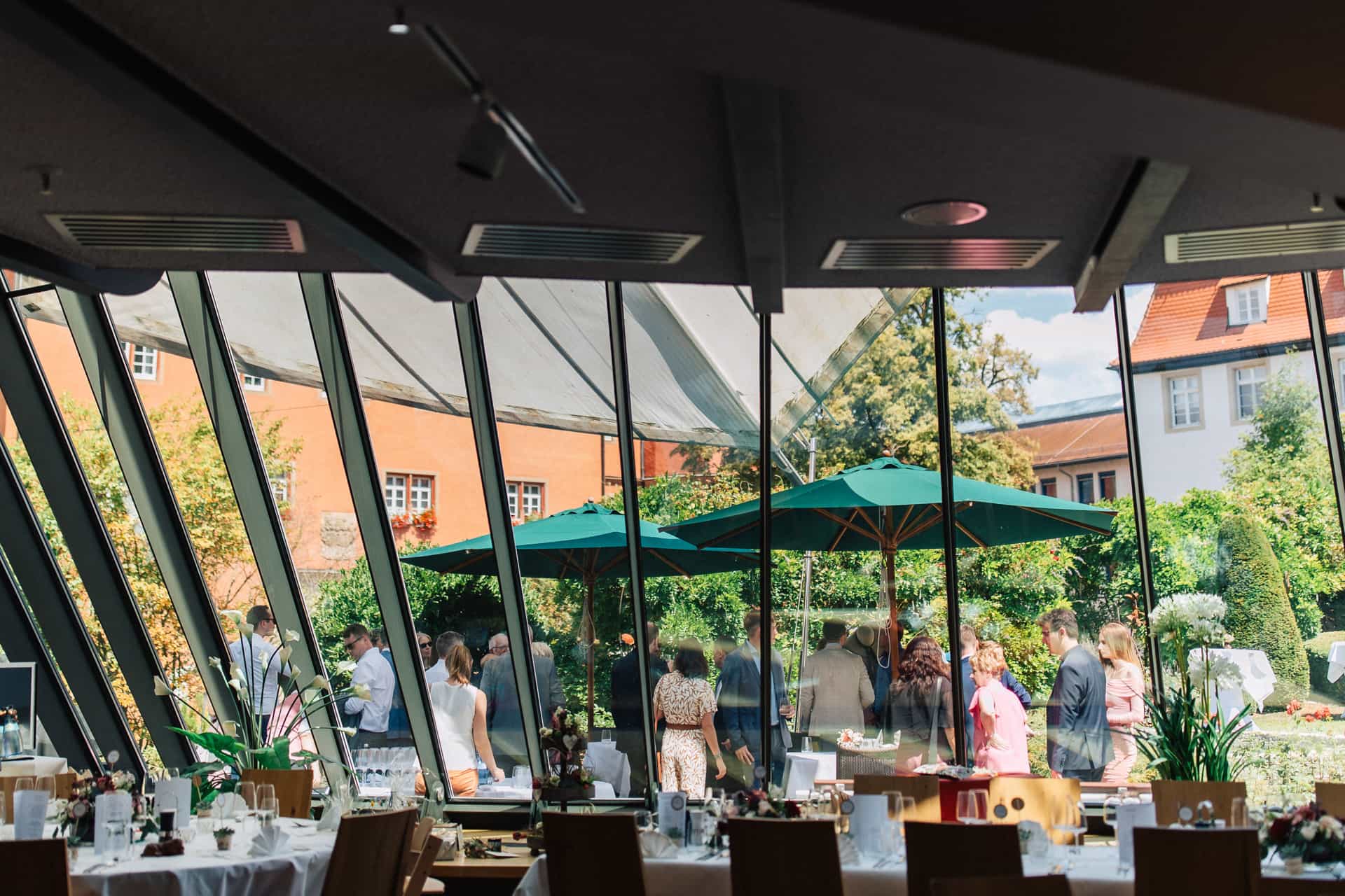 Blick auf die Terrasse und den Wintergarten der Hochzeitslocation