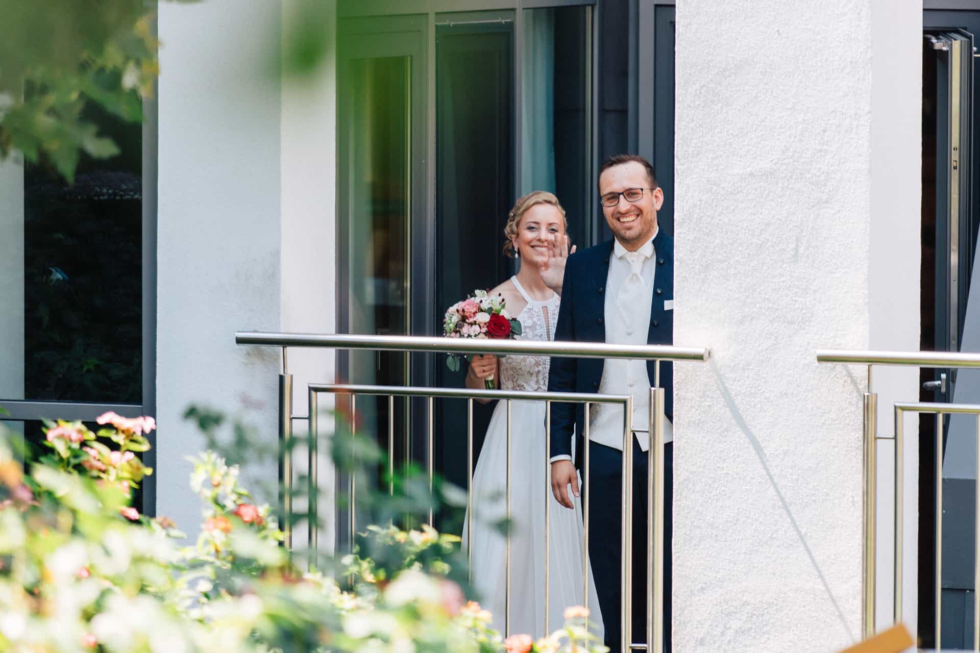 Brautpaar auf dem Balkon des Hotels