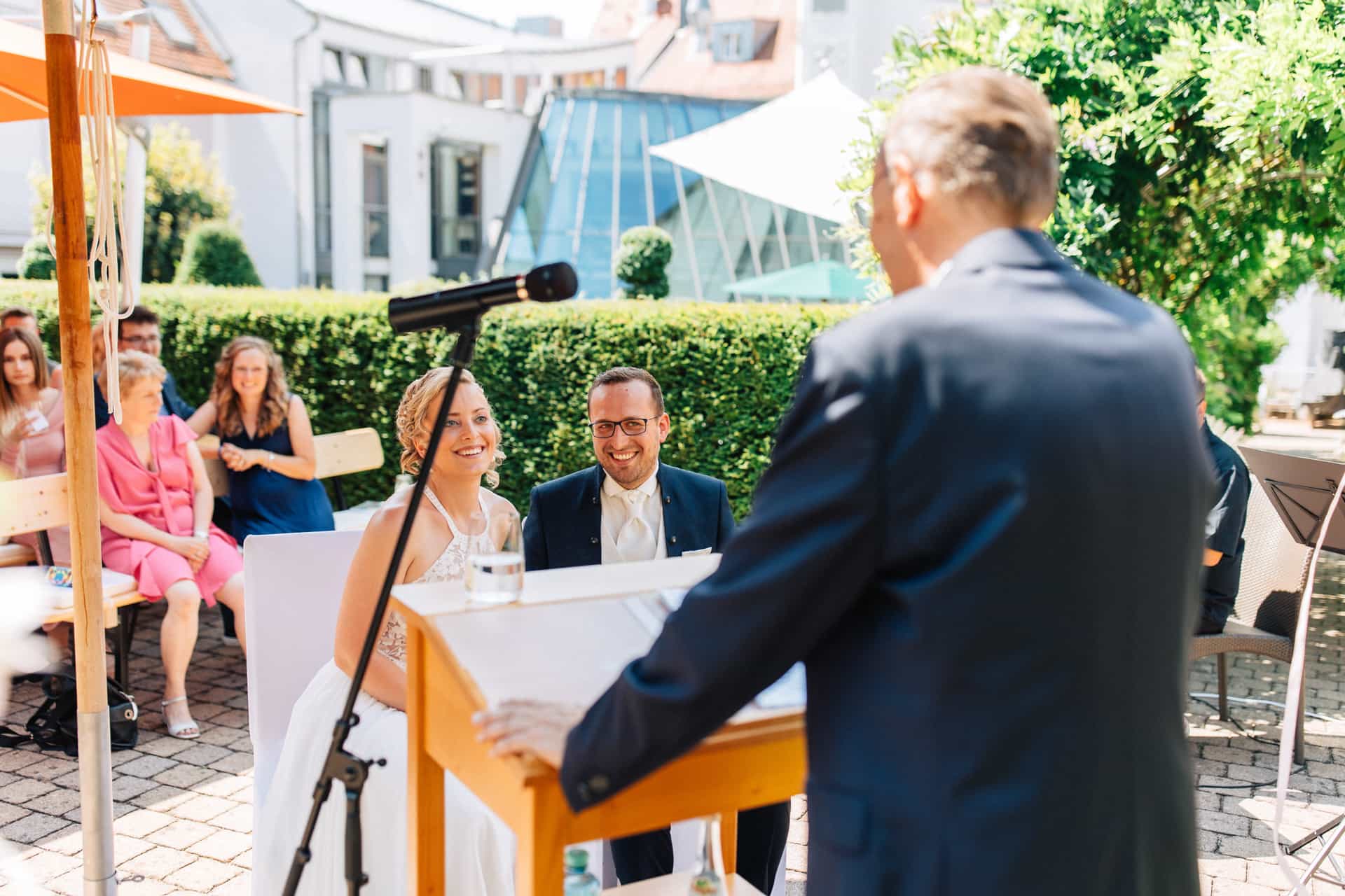Trauredner spricht bei der freien Trauung im Garten