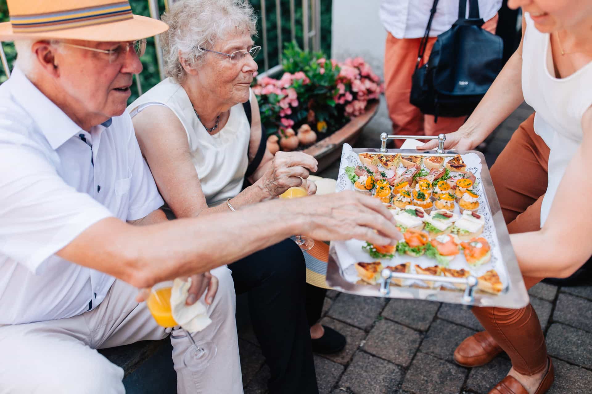 Fingerfood wird beim Hochzeitsempfang herumgereicht