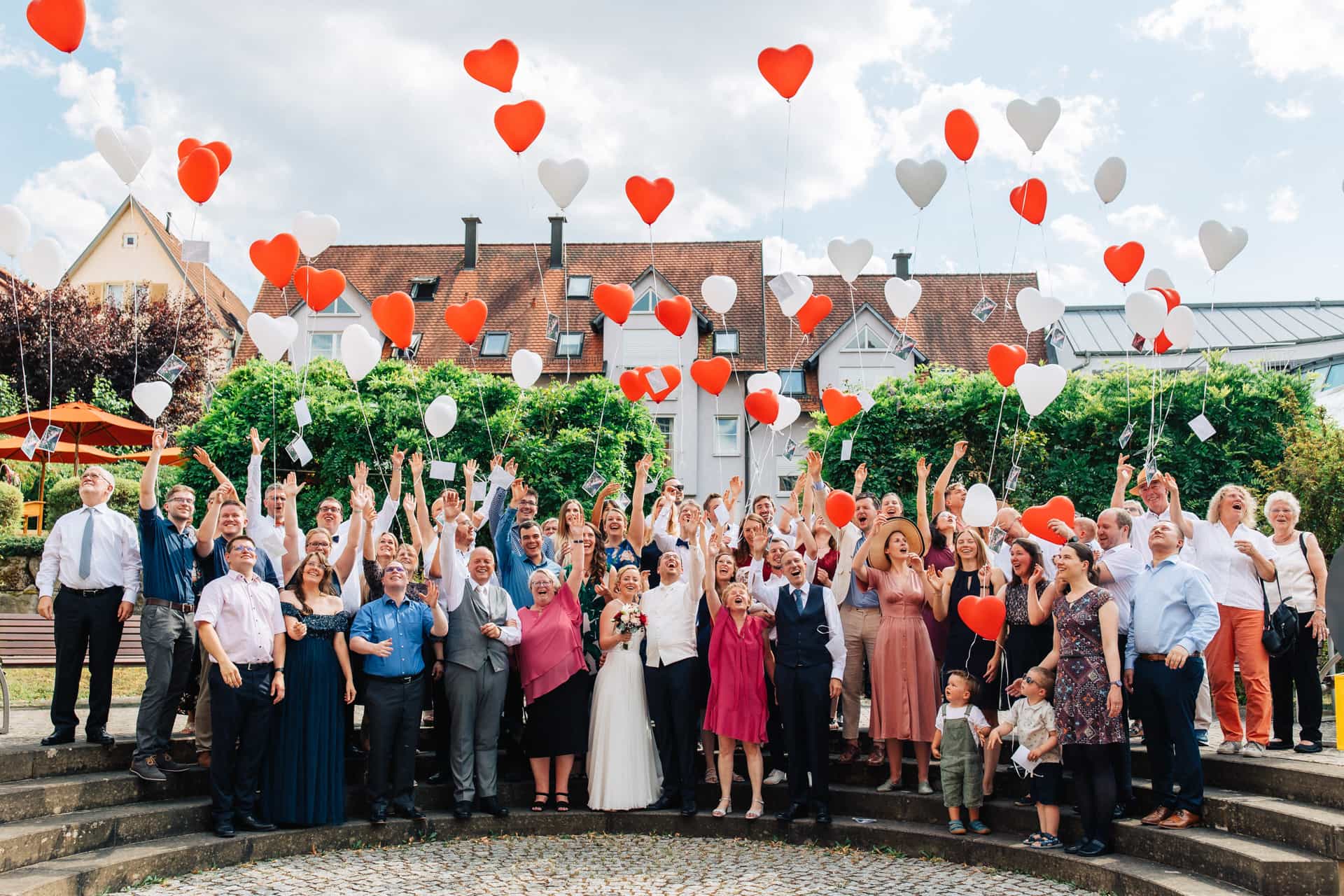 Hochzeitsgesellschaft lässt Luftballons in den Himmel steigen