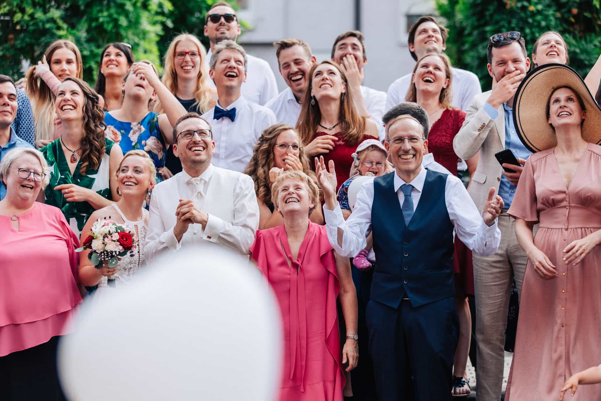 Gäste versammeln sich für ein Gruppenfoto