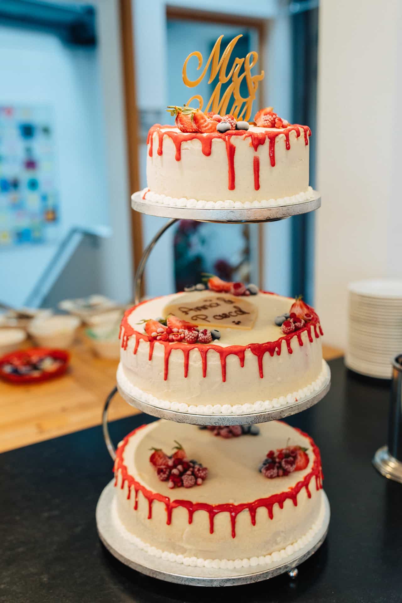 Dreistöckige Hochzeitstorte mit roten Früchten