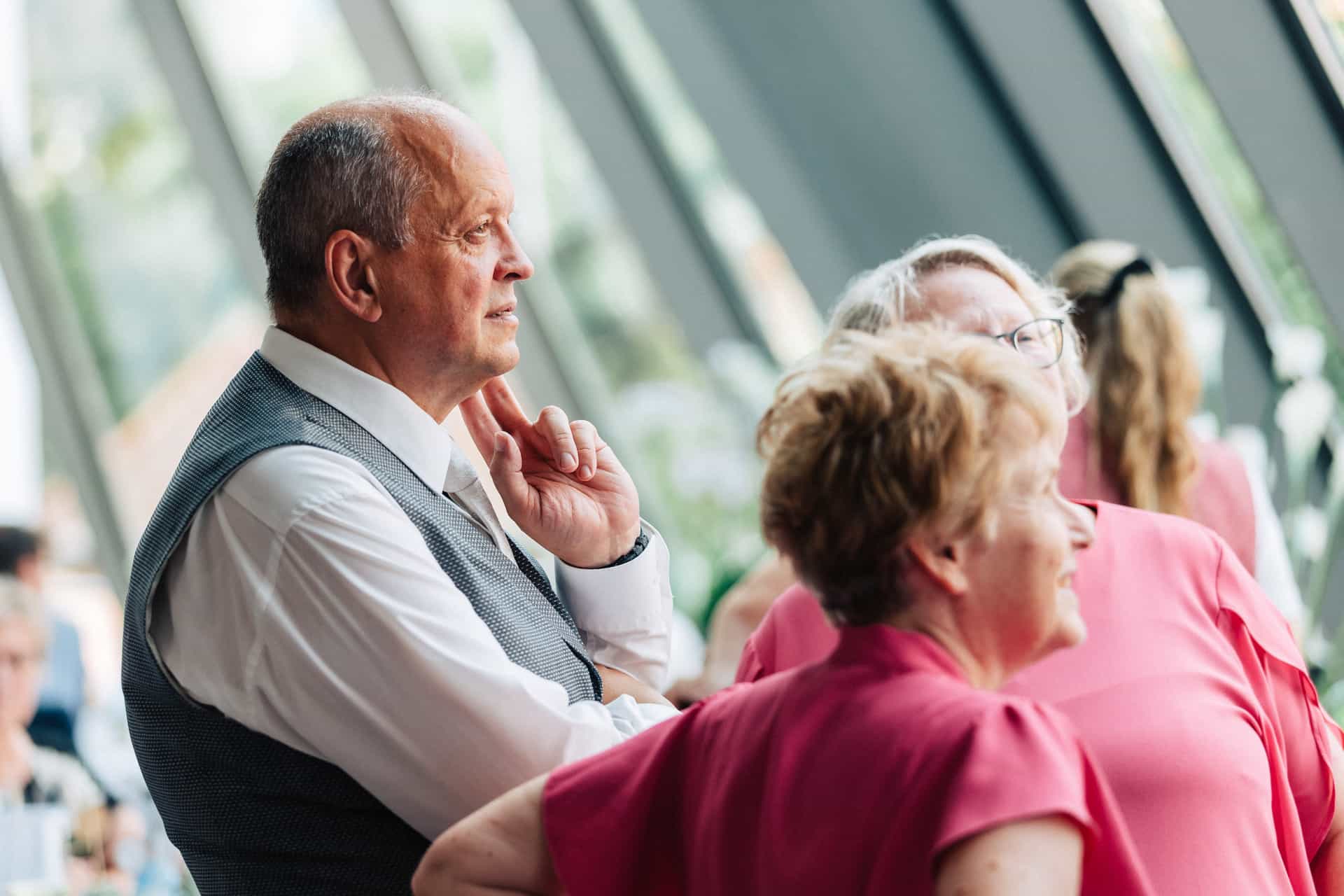 Gäste unterhalten sich an der Hochzeitstafel