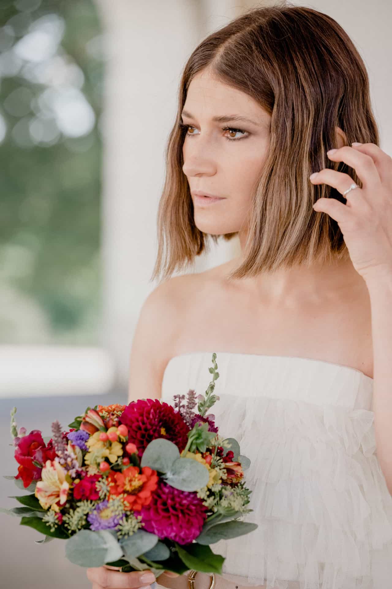 Porträt der Braut mit buntem Blumenstrauß