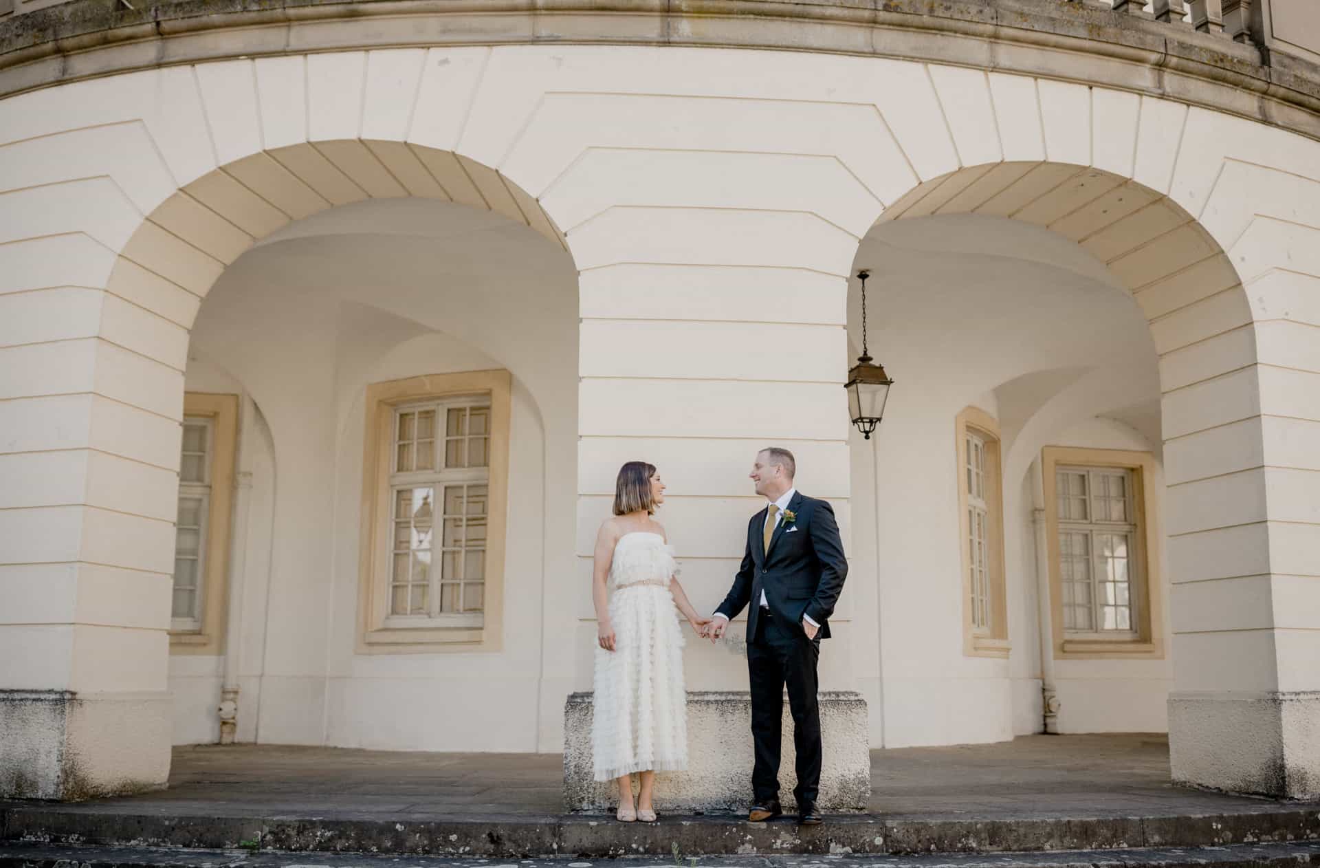 Brautpaar vor der gewölbten Eingangshalle