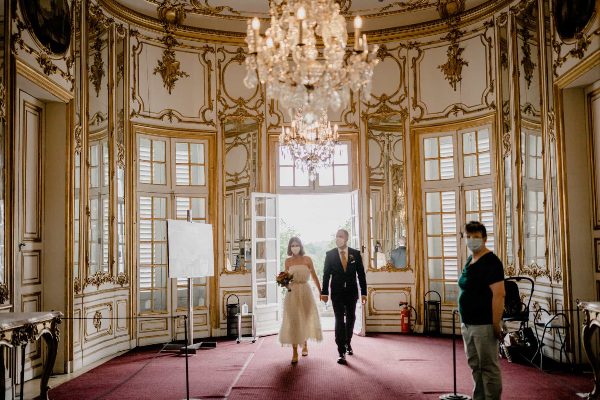 Gäste im prunkvollen Trausaal von Schloss Solitude