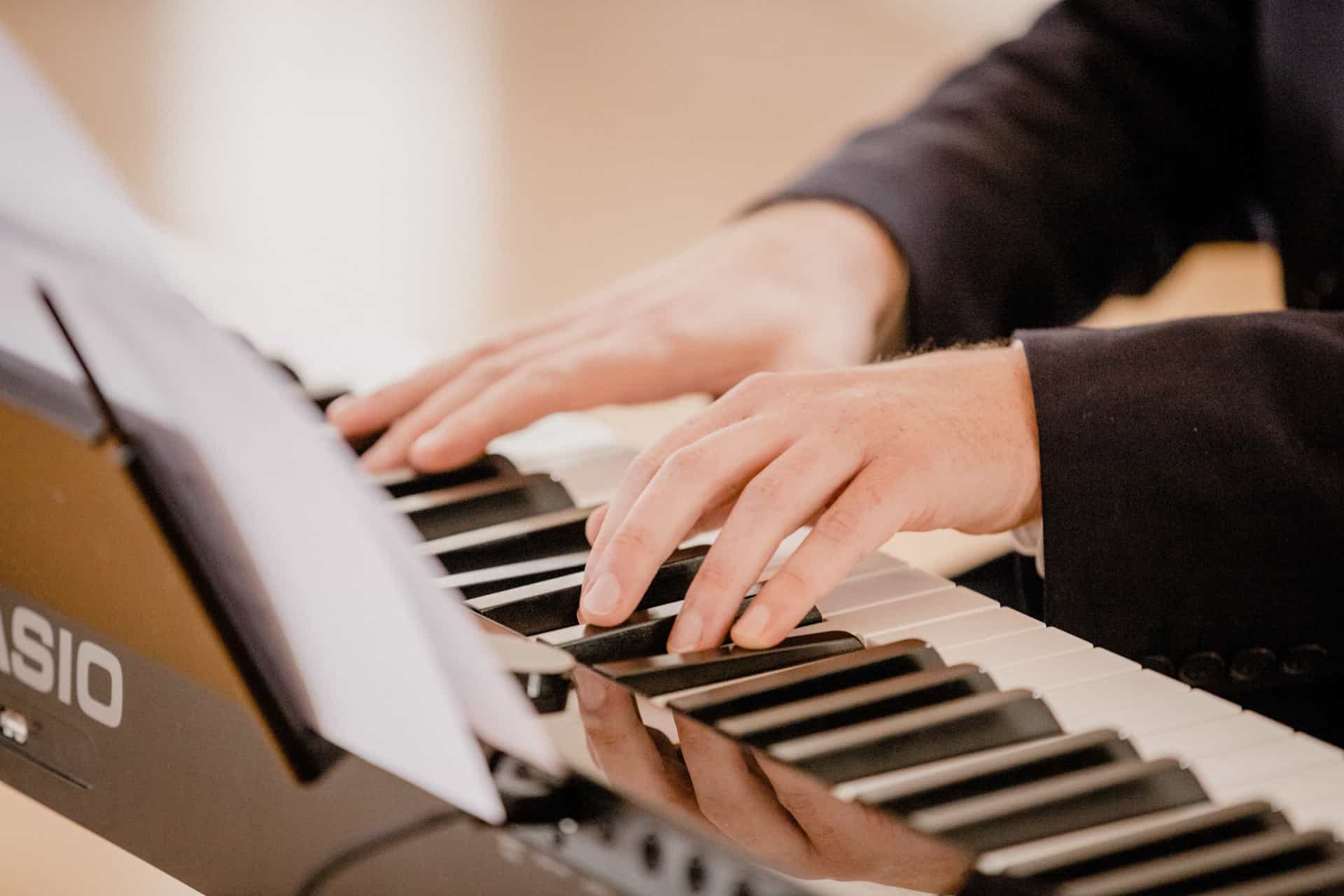 Hände eines Musikers auf den Keyboardtasten