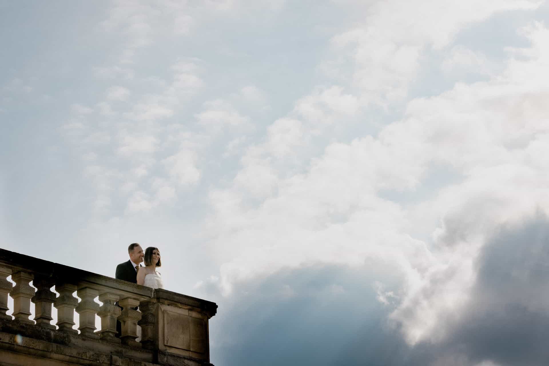 Statue auf der Schlossterrasse vor bewölktem Himmel