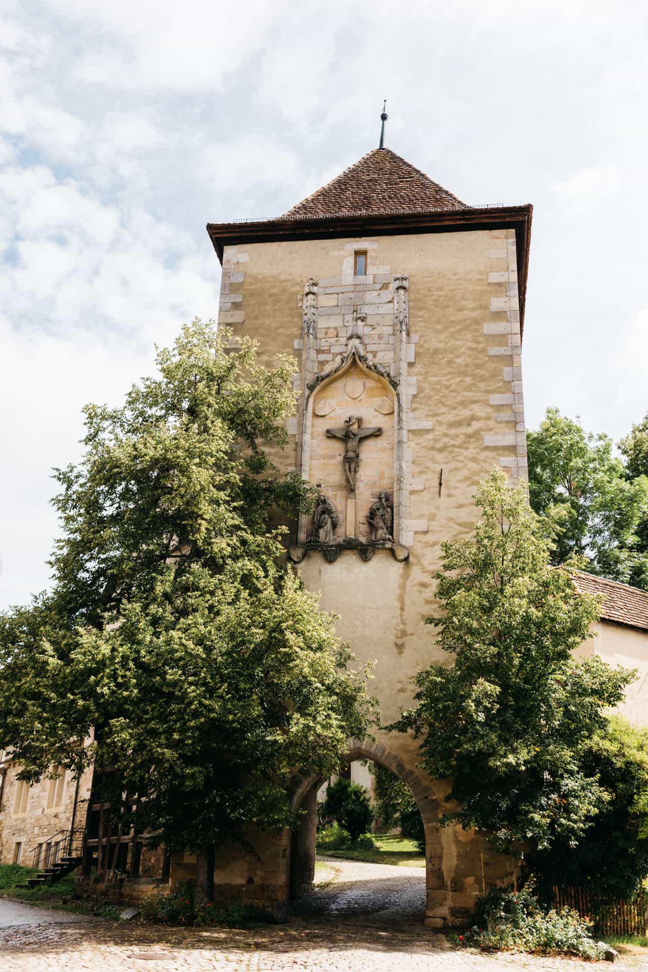 Historischer Turm des Klosters Bebenhausen hinter Bäumen