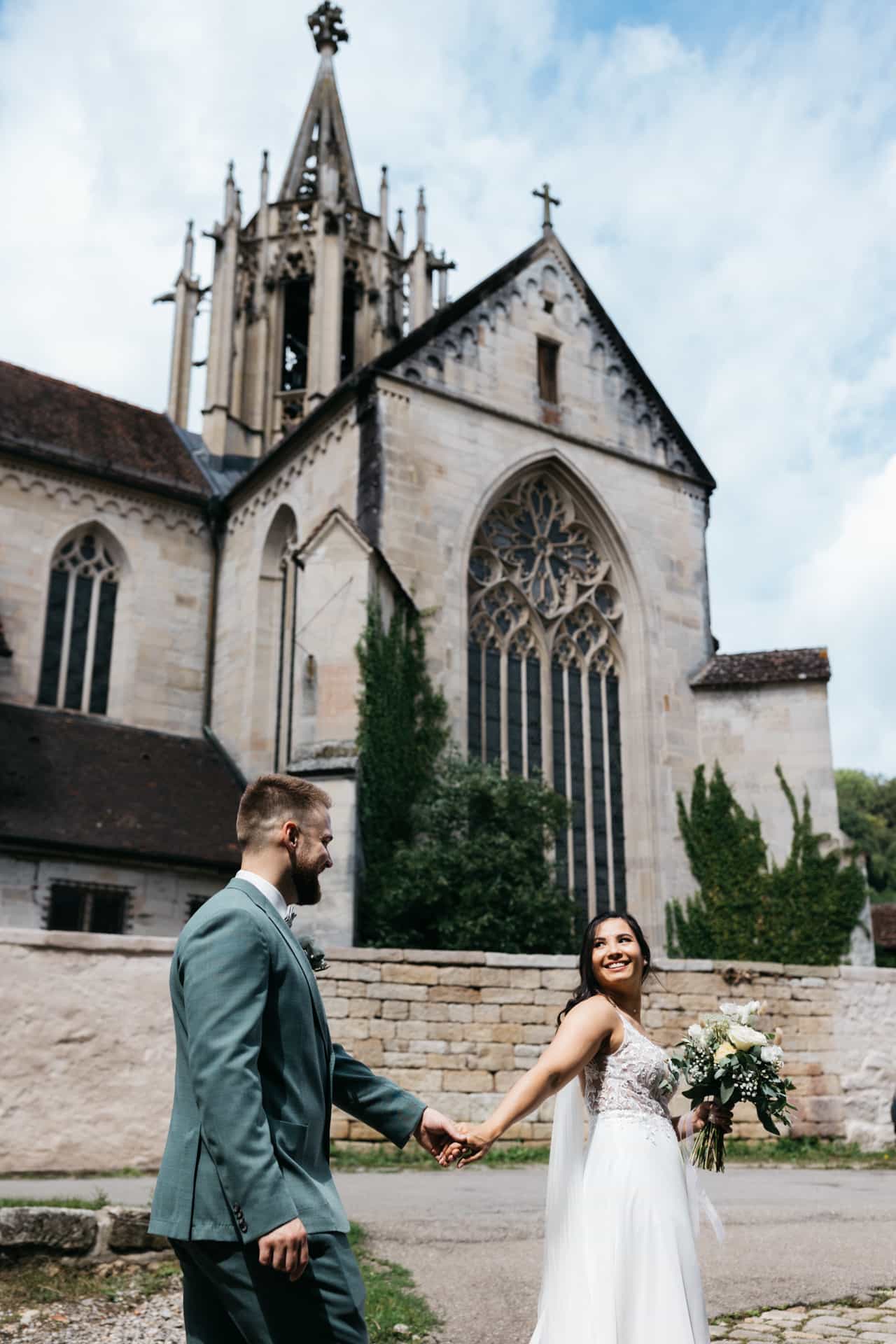 Brautpaar vor der Klosterkirche Bebenhausen