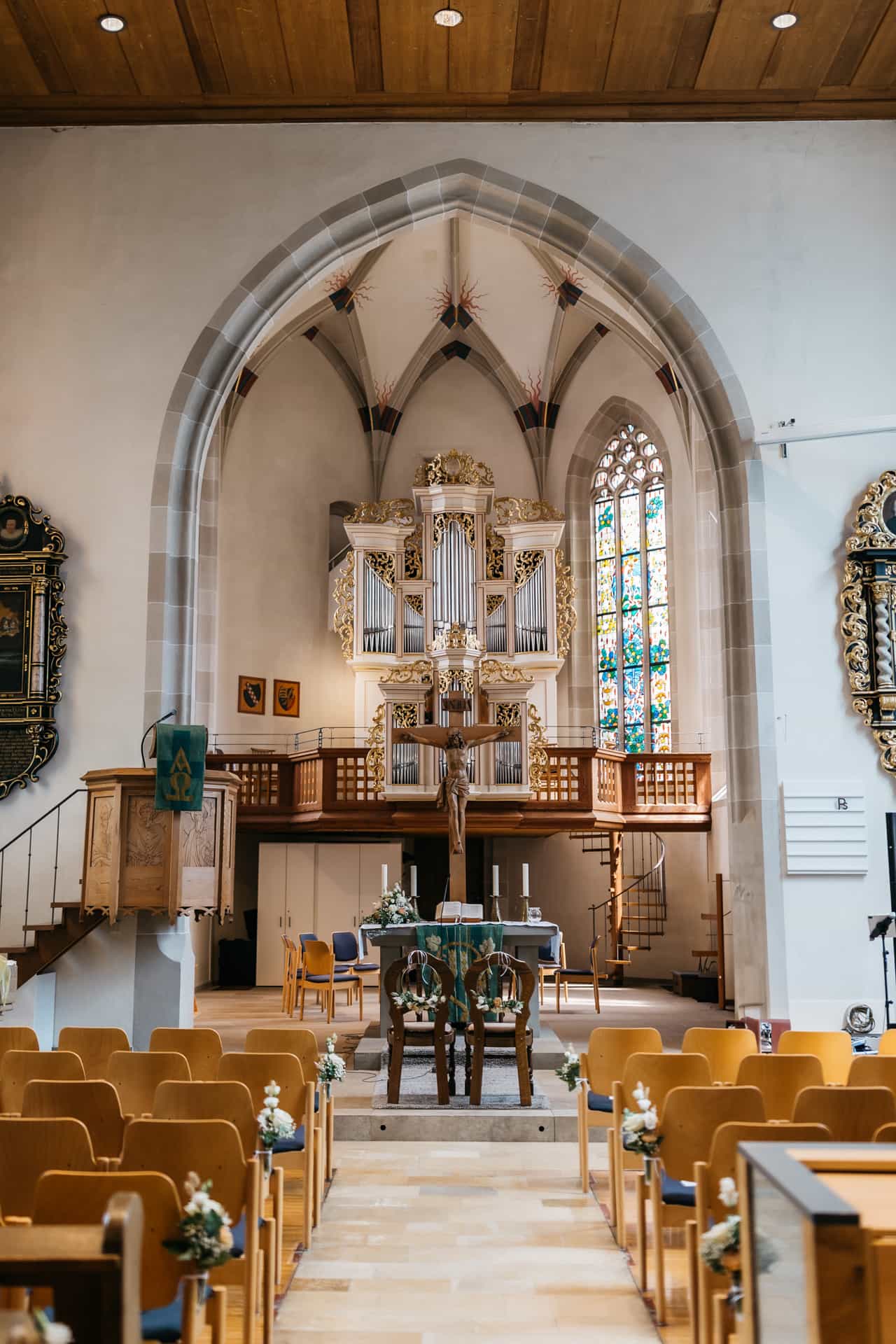 Blick durch das Kirchenschiff zum geschmückten Altar