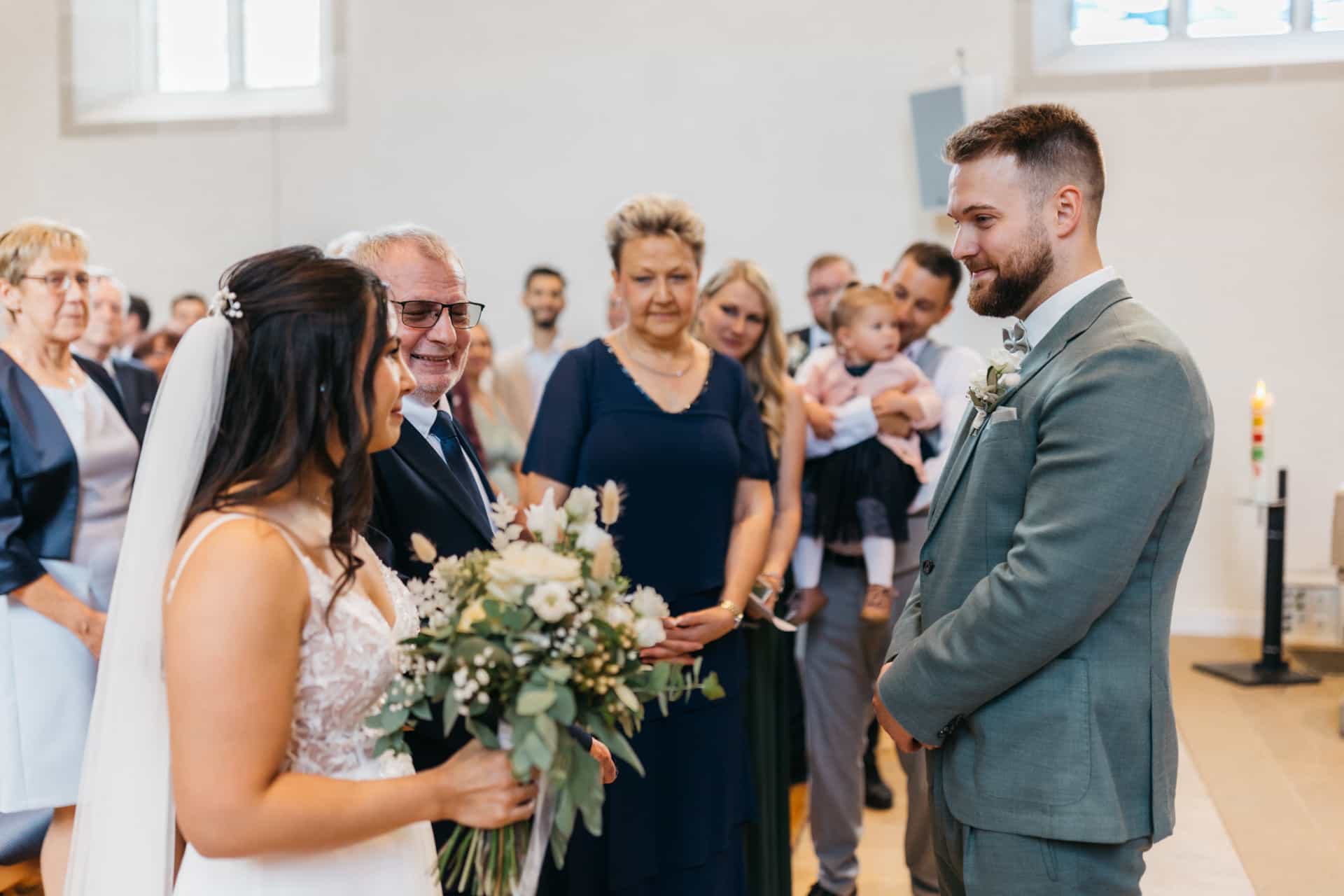 Braut und Bräutigam treffen vor dem Altar zusammen