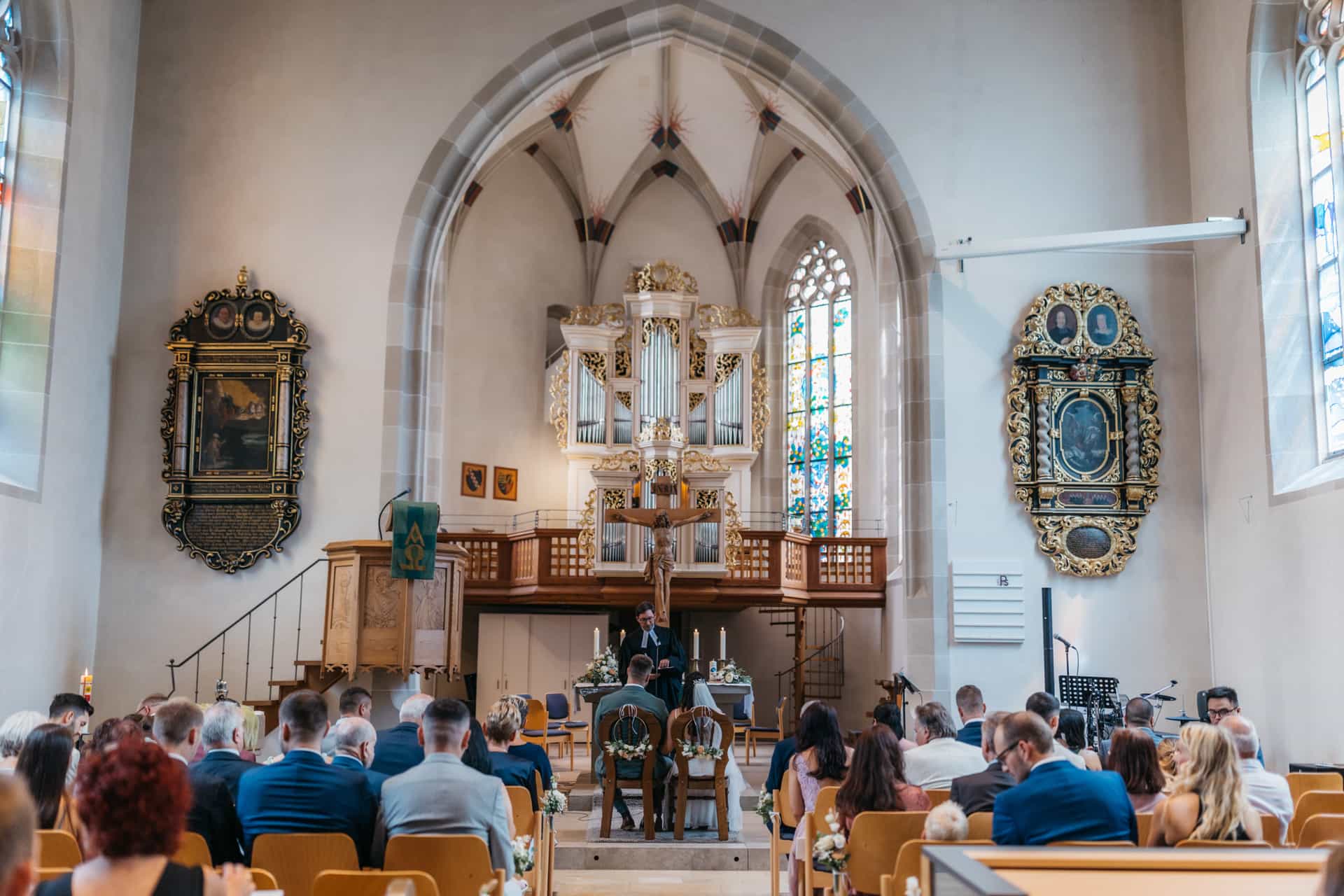 Weite Ansicht der Klosterkirche während der Trauung