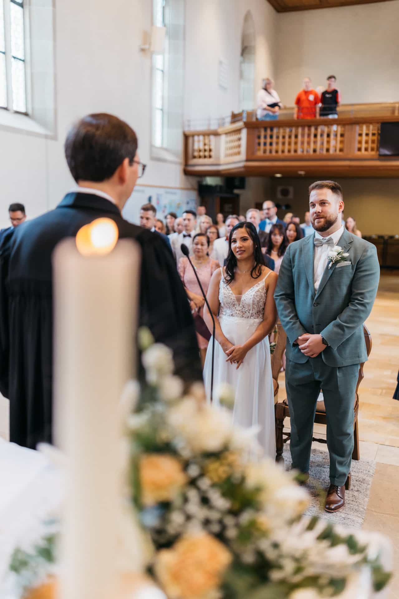 Das Brautpaar vor dem geschmückten Altar.