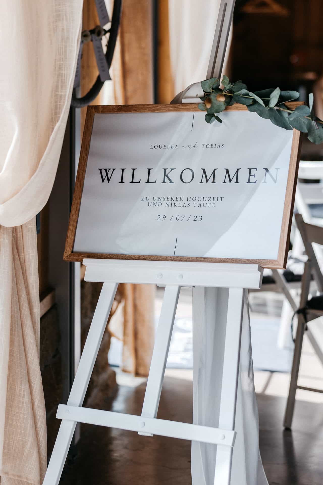 Willkommensschild am Eingang zur Hochzeitsfeier
