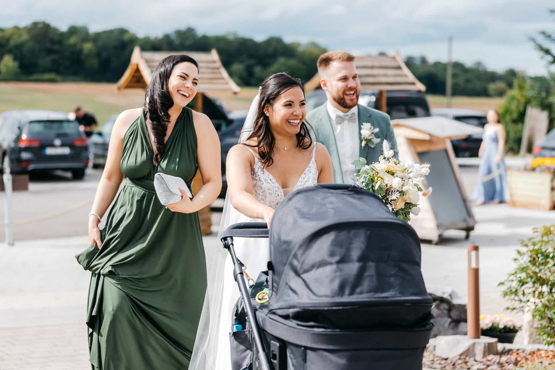 Gäste kommen mit einem Kinderwagen zum Empfang